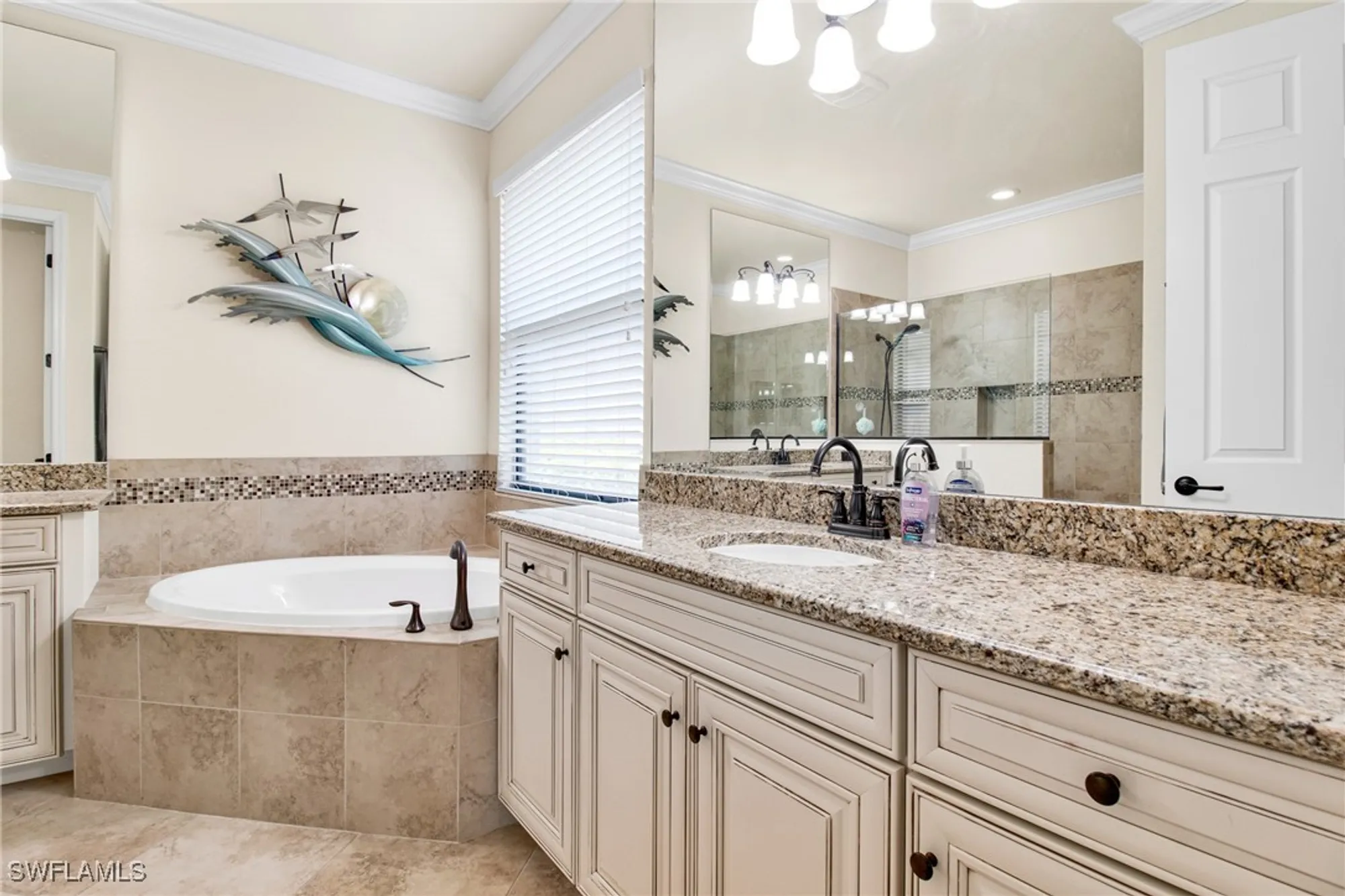 Property Slideshow image 19 of 37 | 2930 aviamar cir, Naples, FL, 34114