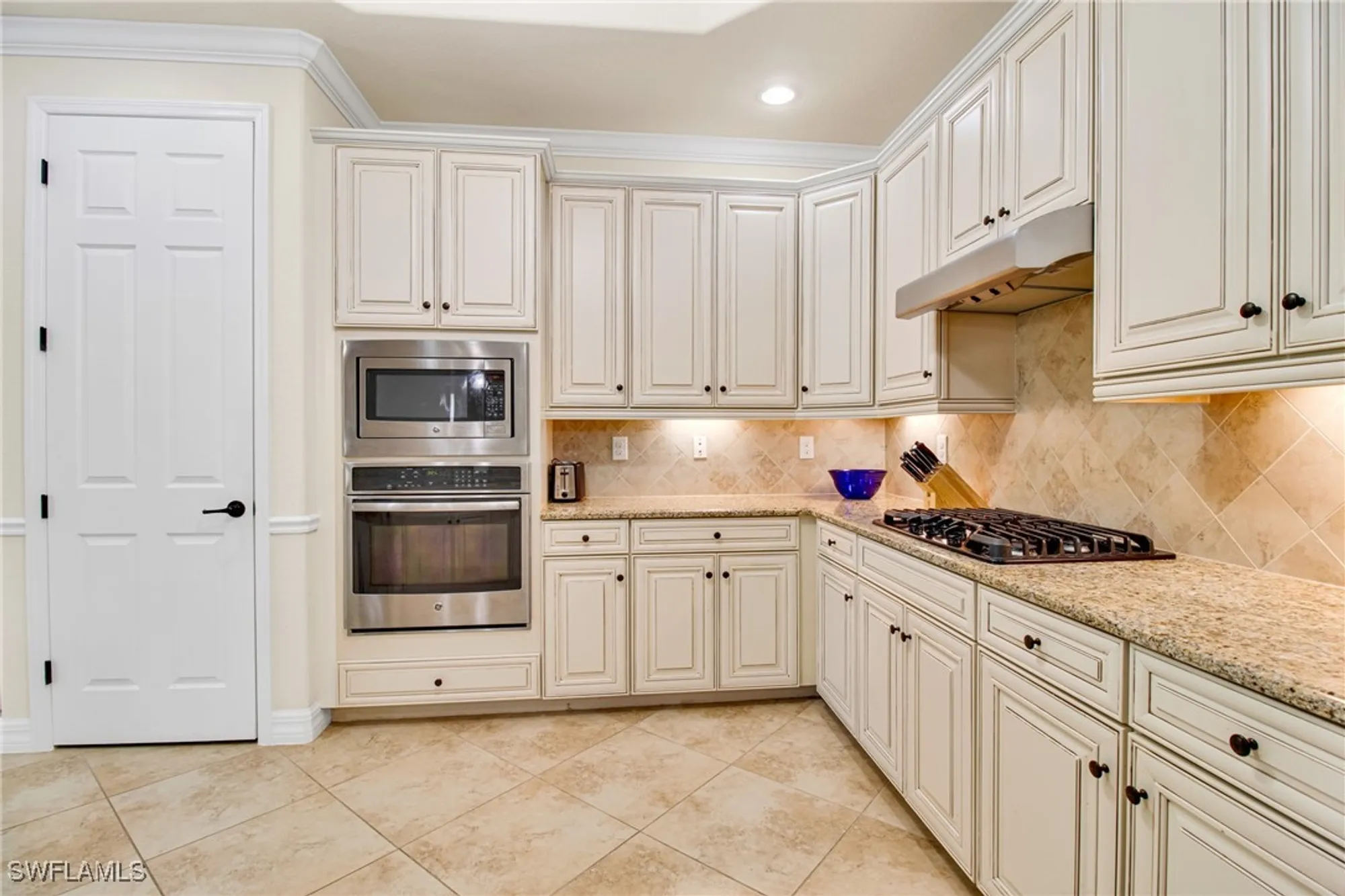 Property Slideshow image 12 of 37 | 2930 aviamar cir, Naples, FL, 34114