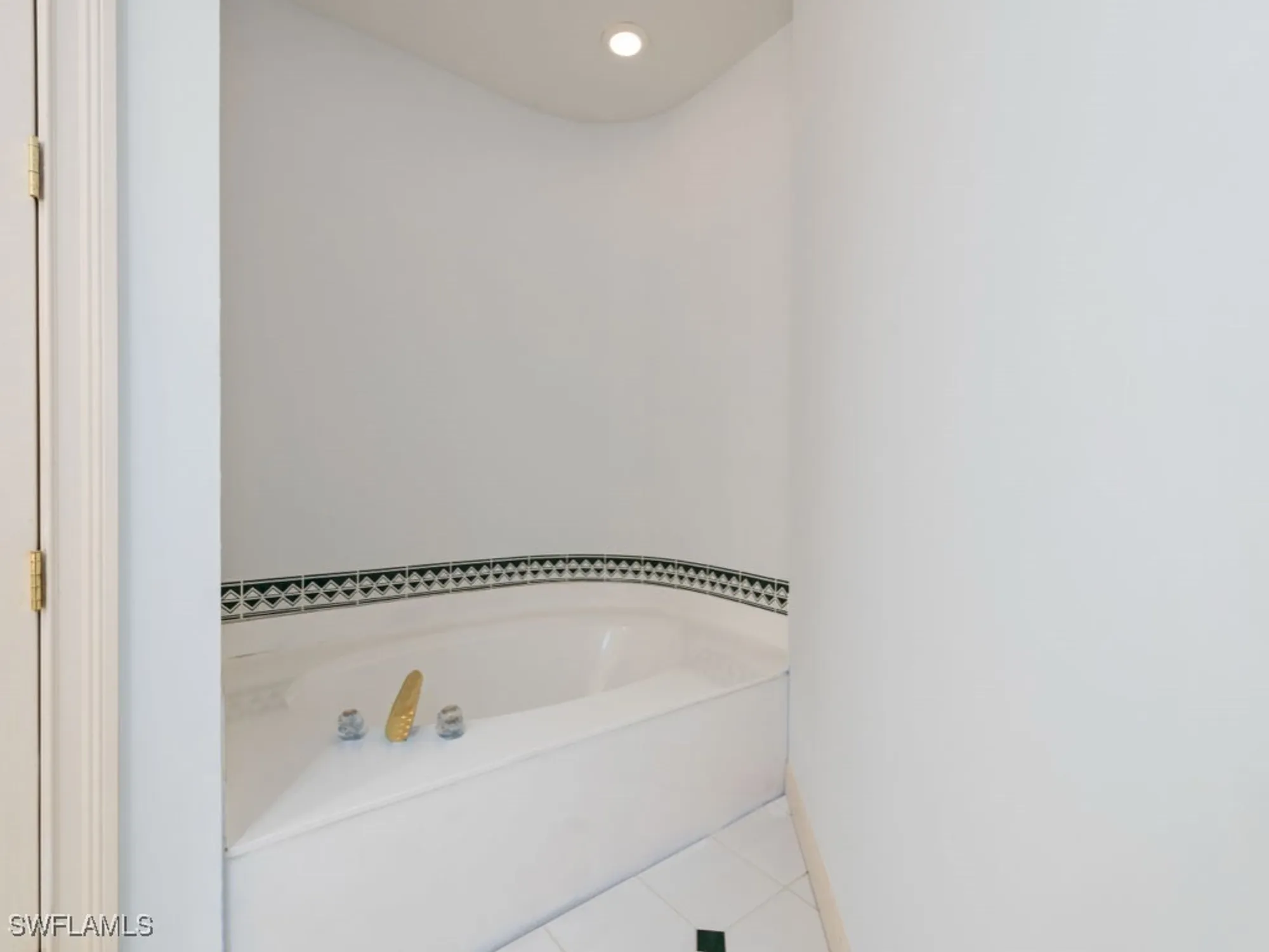 Property Slideshow image 14 of 28 | 600 via mezner 1502, Naples, FL, 34108