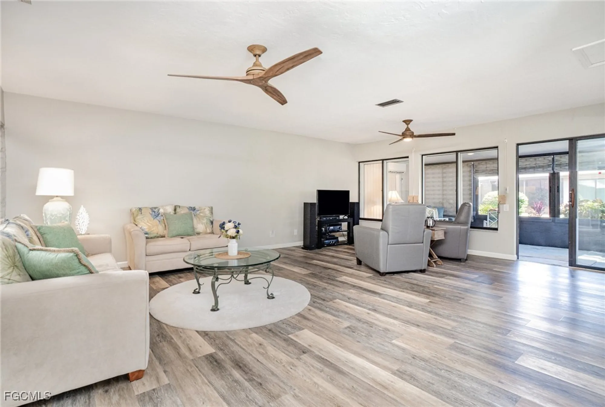 Property Slideshow image 2 of 42 | 1836 pine glade cir, Fort Myers, FL, 33907