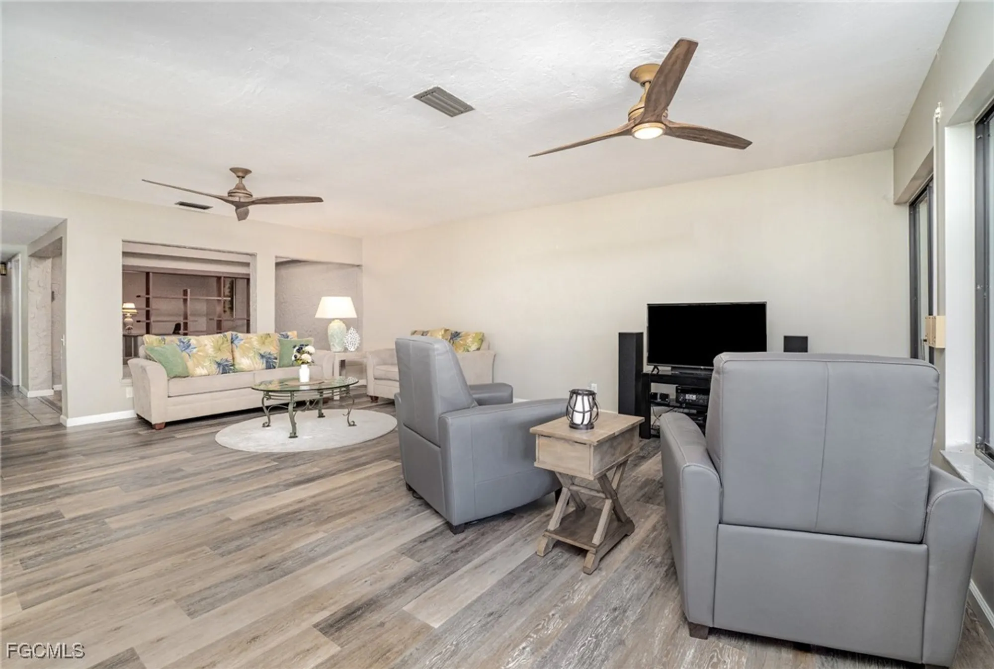 Property Slideshow image 4 of 42 | 1836 pine glade cir, Fort Myers, FL, 33907