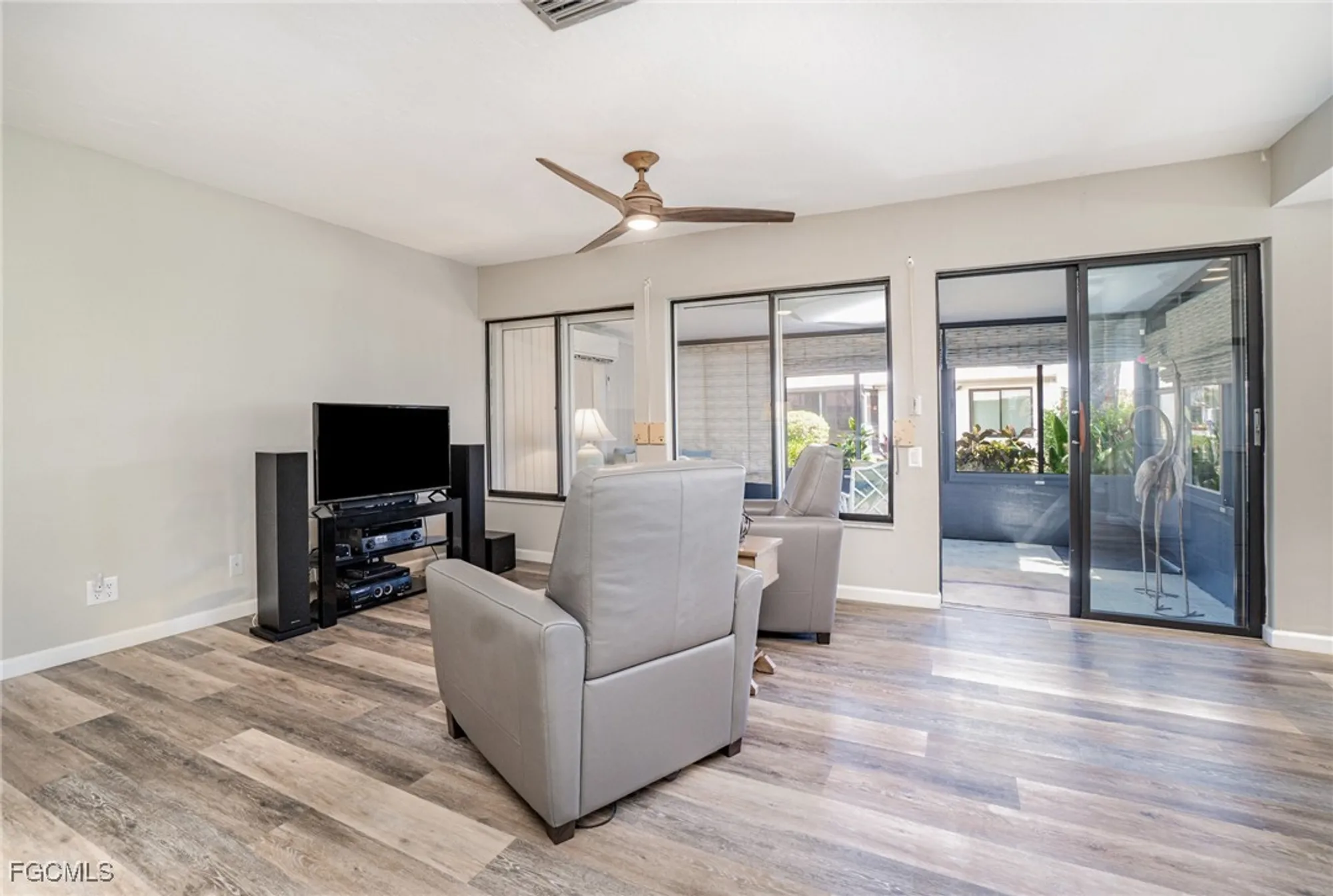 Property Slideshow image 5 of 42 | 1836 pine glade cir, Fort Myers, FL, 33907