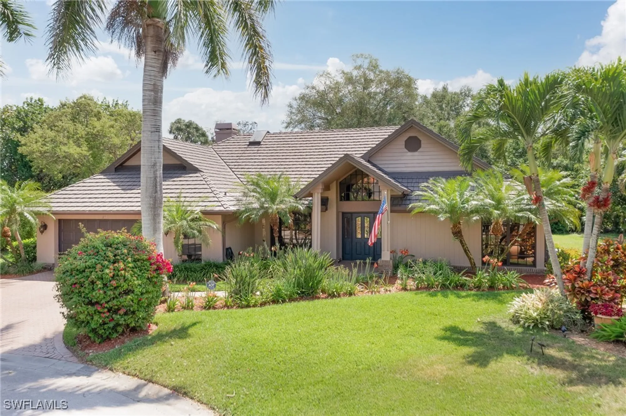 Property Slideshow image 12 of 48 | 812 pine creek ln, Naples, FL, 34108