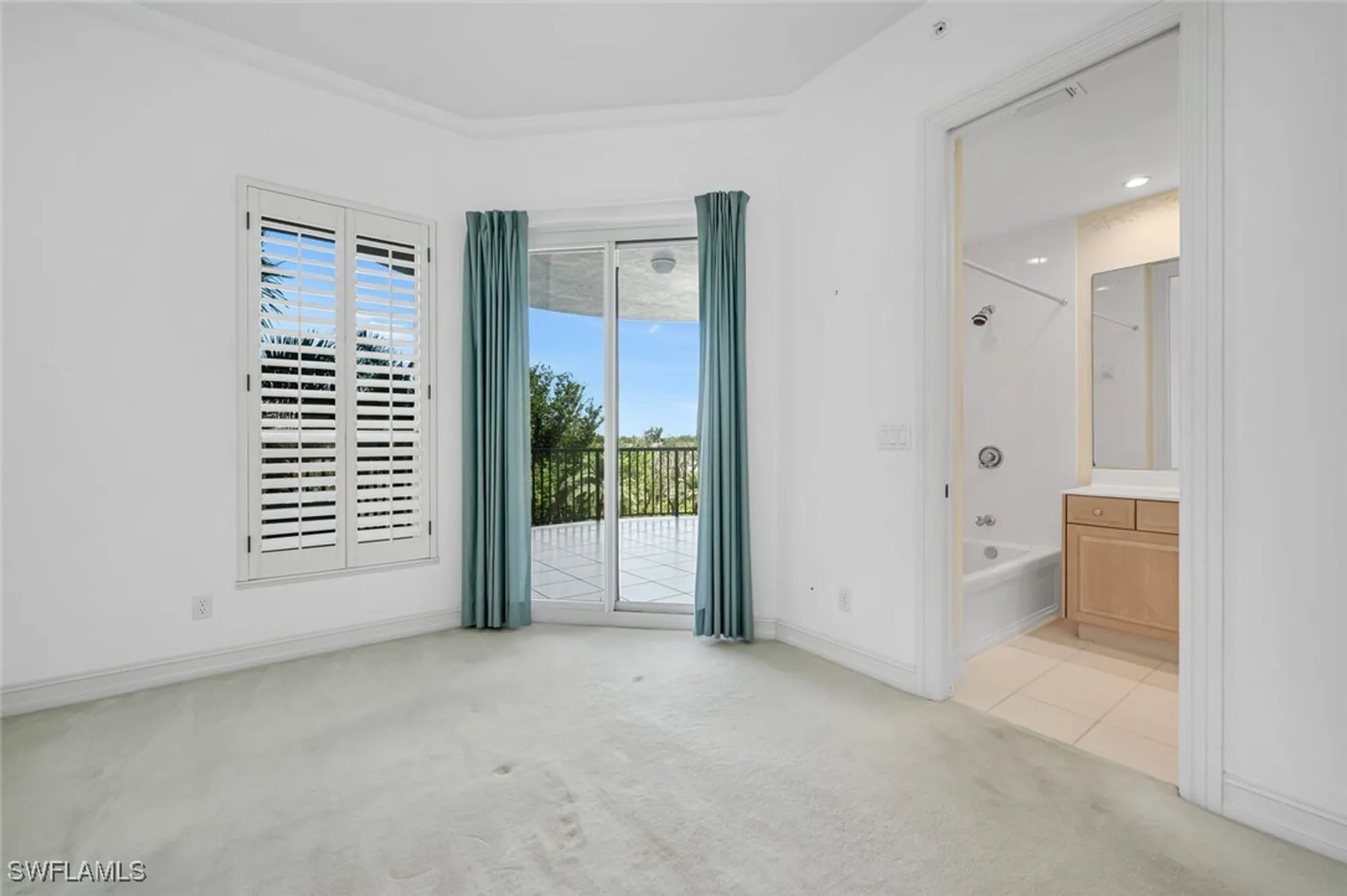 Property Slideshow image 10 of 27 | 4811 island pond ct 402, Bonita Springs, FL, 34134