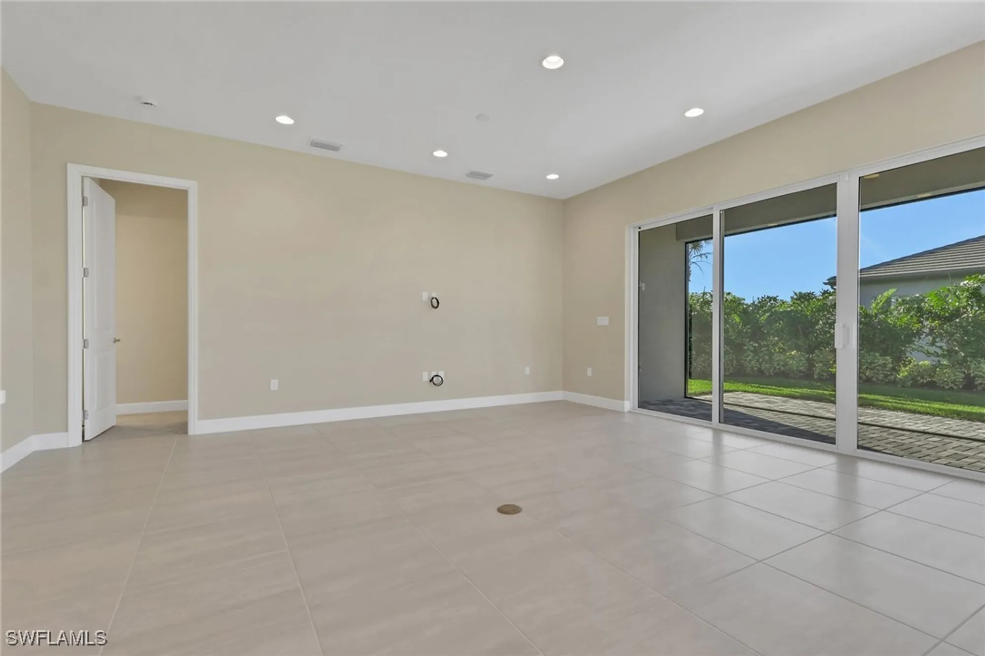 Property Slideshow image 10 of 33 | 2631 durham cir, Naples, FL, 34112