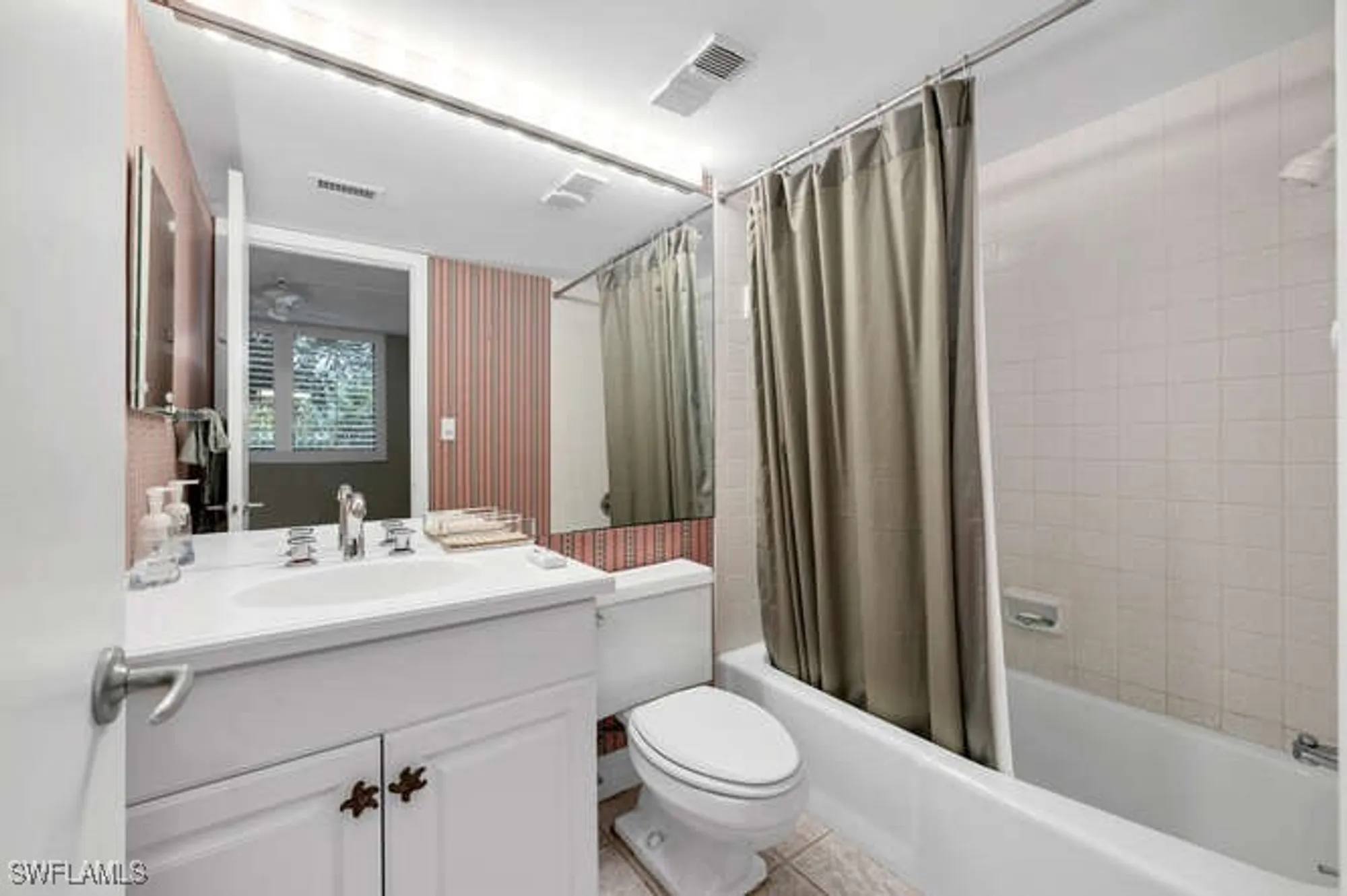 Property Slideshow image 11 of 21 | 2340 gulf shore blvd n # 108, Naples, FL, 34103