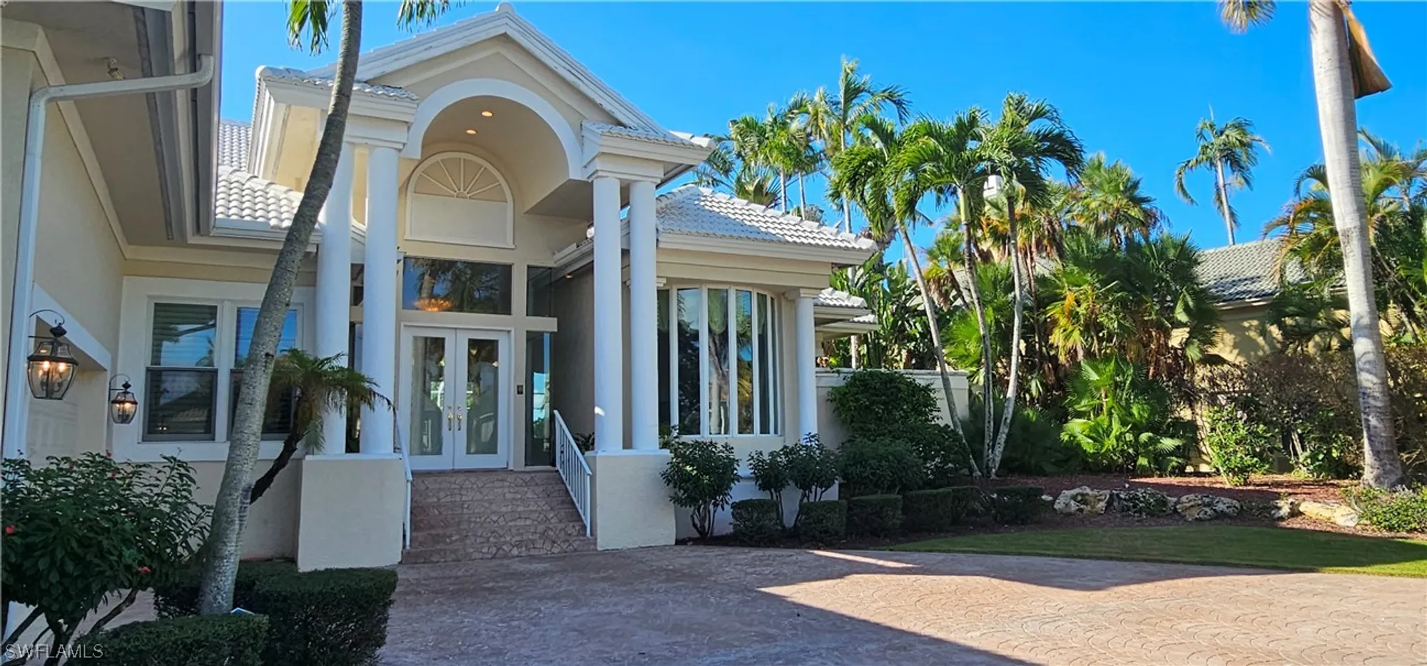 Property Slideshow image 9 of 25 | 300 mooring line dr, Naples, FL, 34102