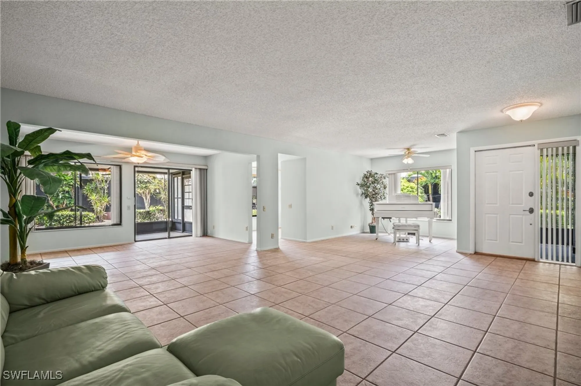 Property Slideshow image 16 of 47 | 1828 pine glade cir, Fort Myers, FL, 33907