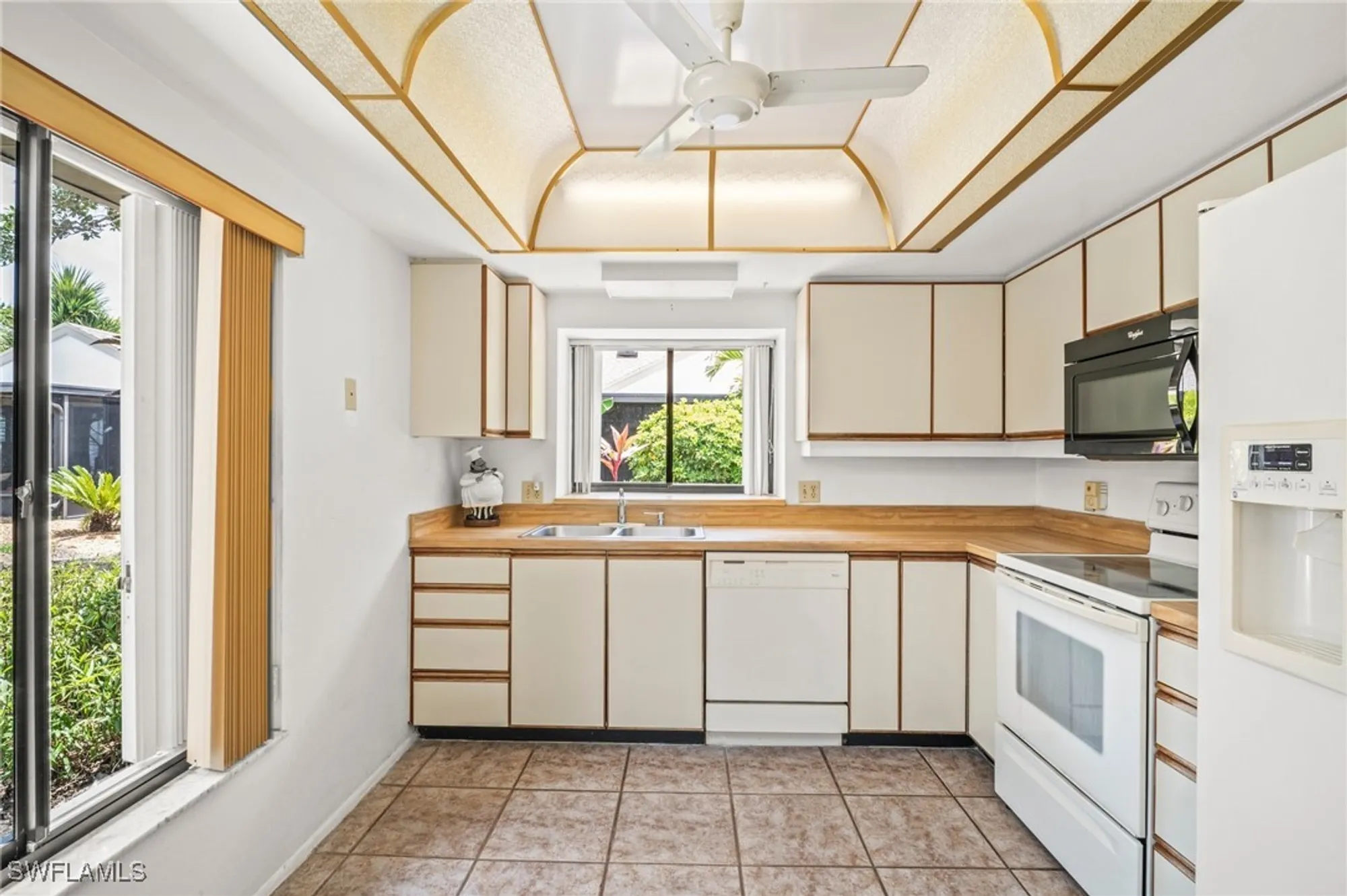 Property Slideshow image 10 of 47 | 1828 pine glade cir, Fort Myers, FL, 33907