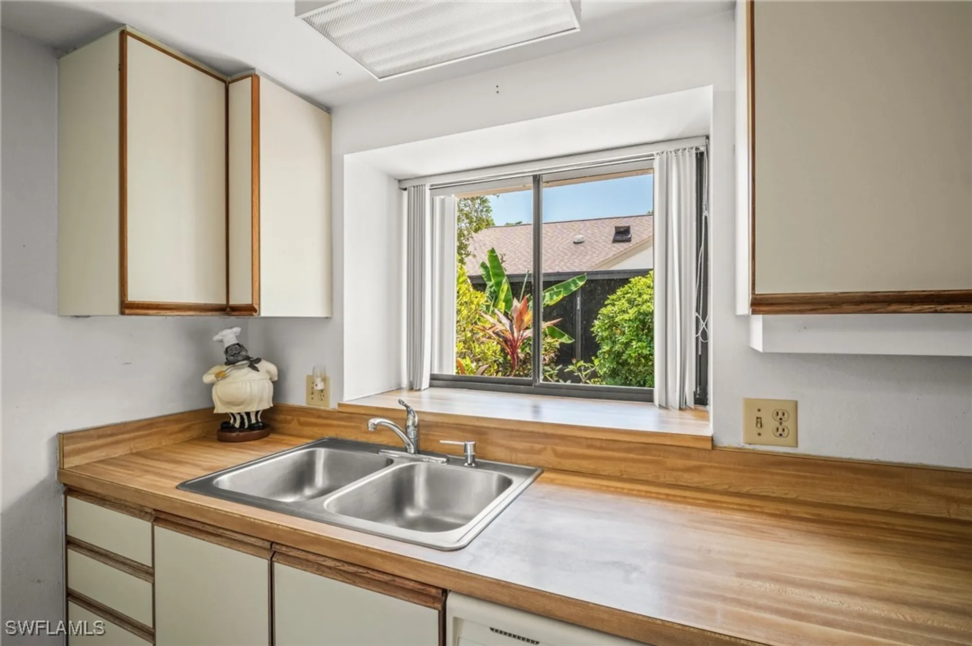 Property Slideshow image 11 of 47 | 1828 pine glade cir, Fort Myers, FL, 33907