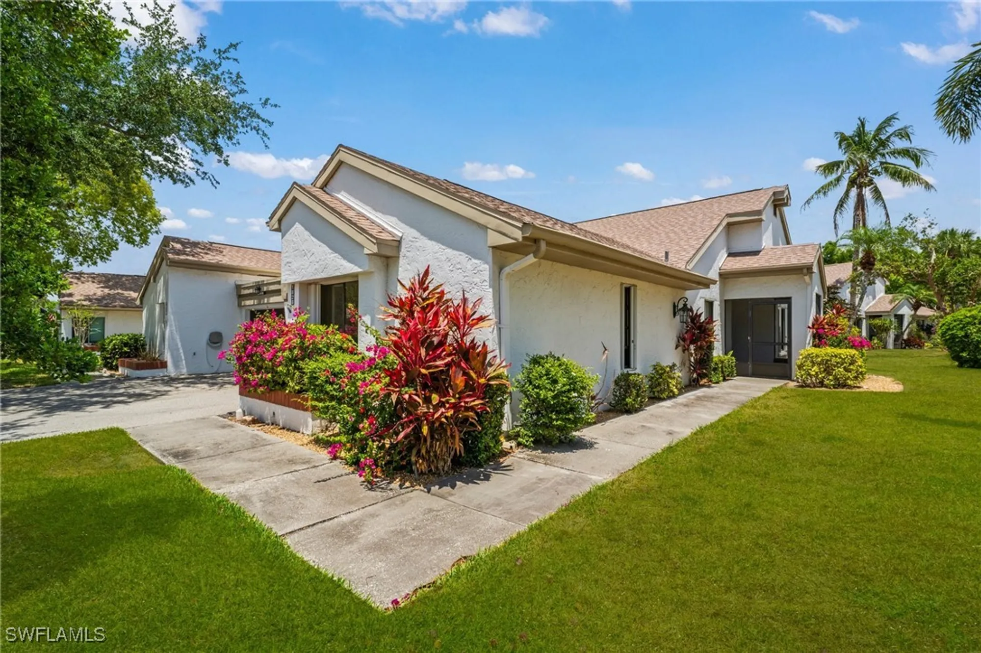 Property Slideshow image 2 of 47 | 1828 pine glade cir, Fort Myers, FL, 33907