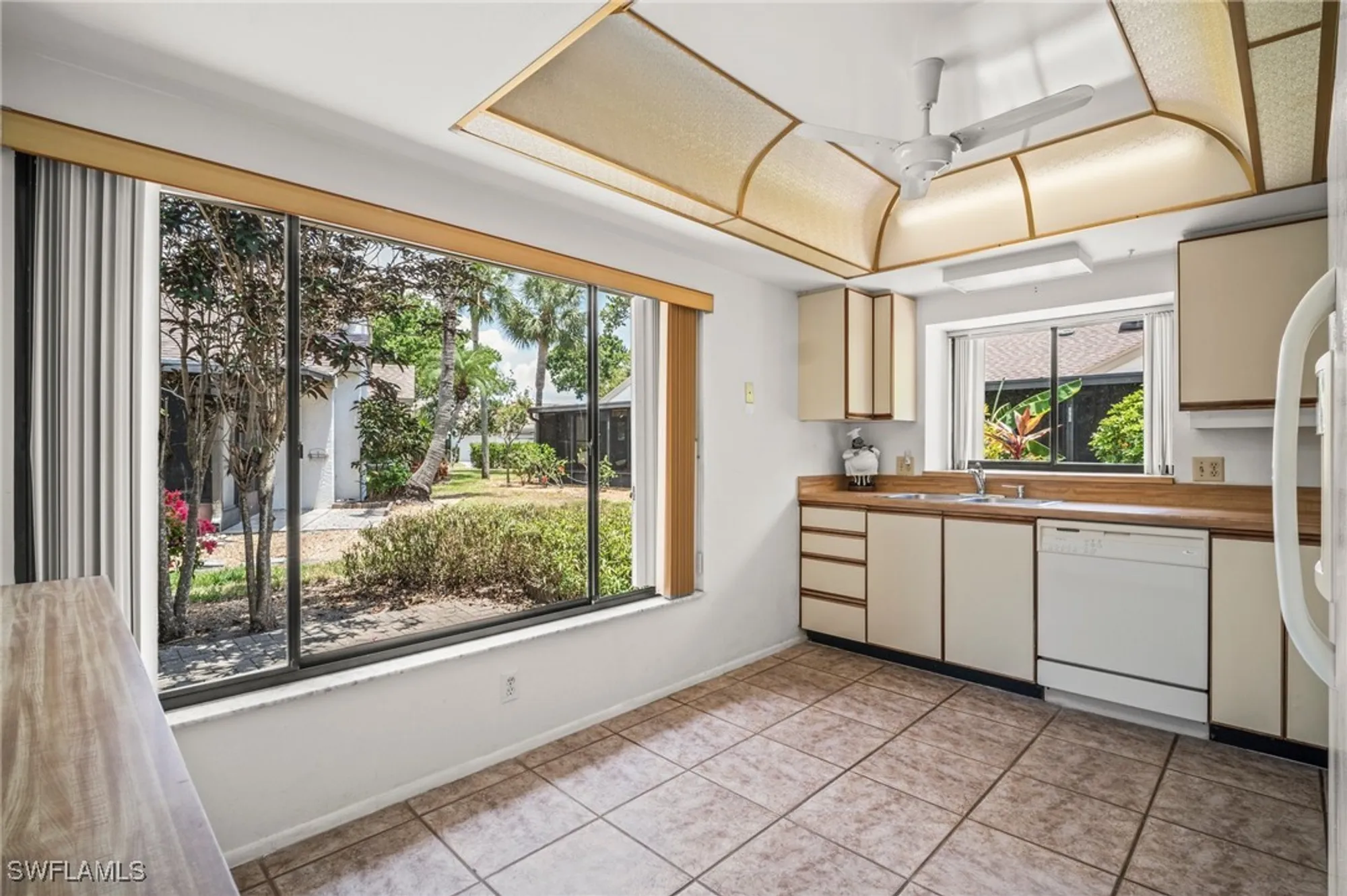 Property Slideshow image 8 of 47 | 1828 pine glade cir, Fort Myers, FL, 33907