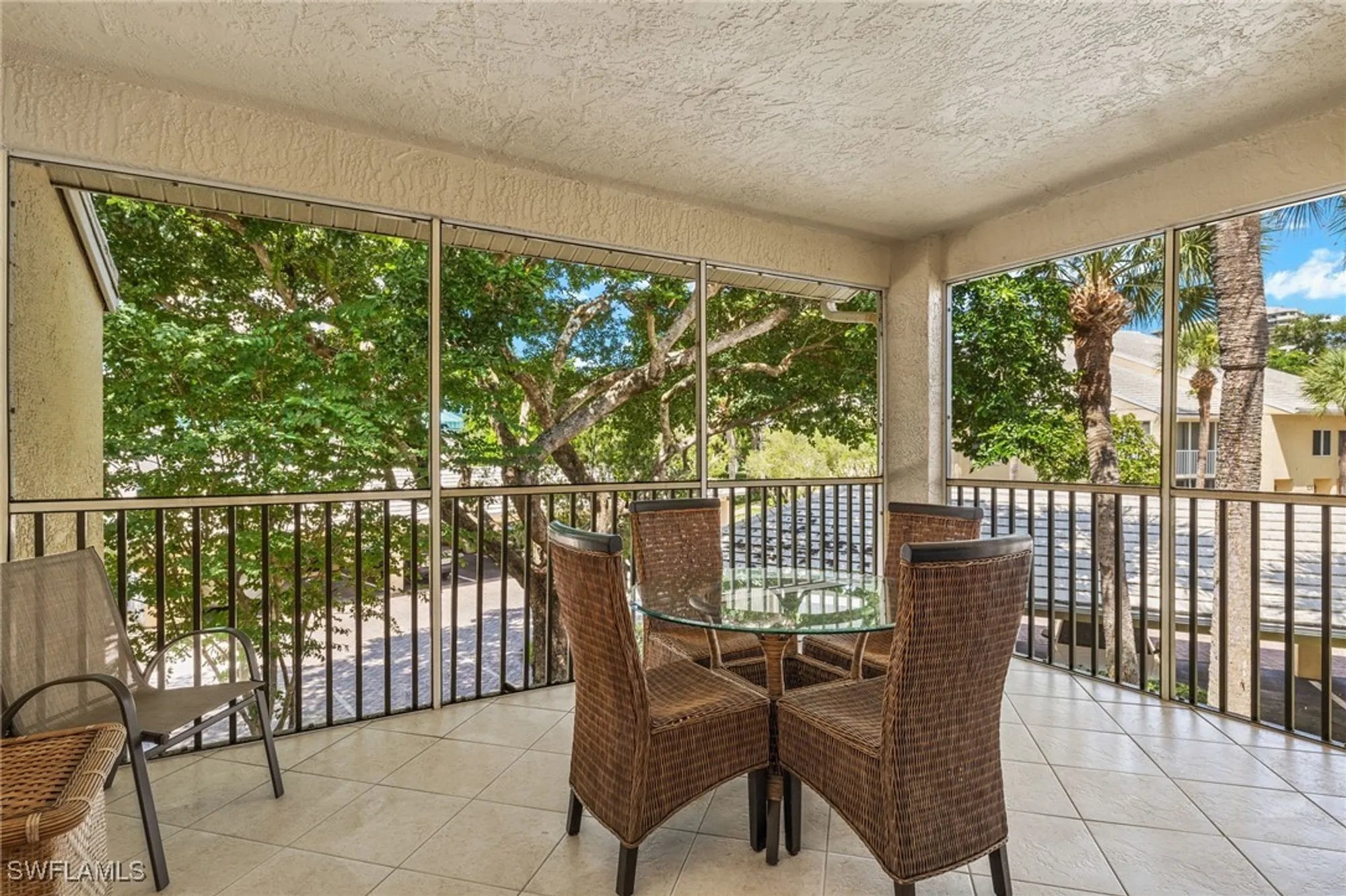 Property Slideshow image 11 of 20 | 5817 glencove dr 405, Naples, FL, 34108