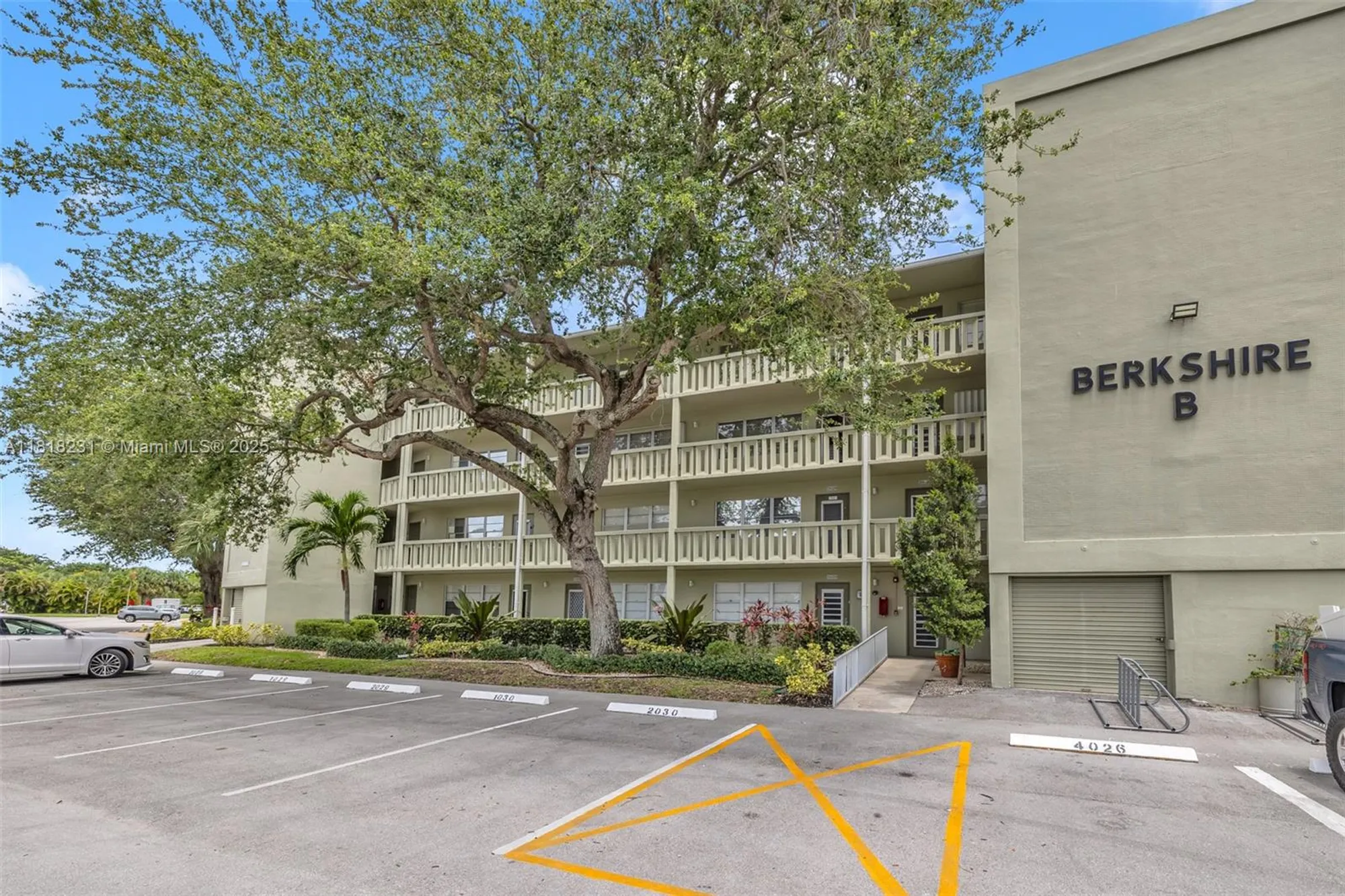 Property Slideshow image 7 of 27 | 2026 berkshire b # 2026, Deerfield Beach, FL, 33442