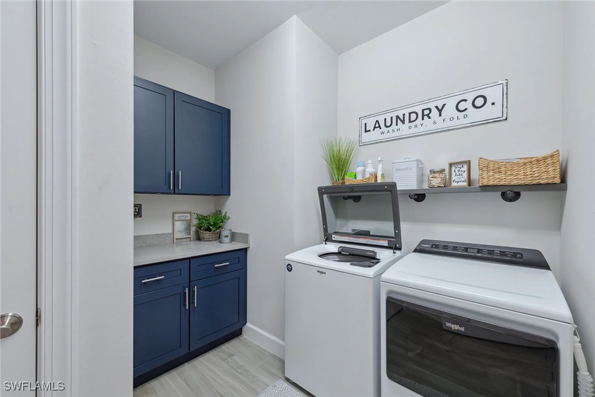 Property Slideshow image 27 of 50 | 2703 aviamar cir, Naples, FL, 34114