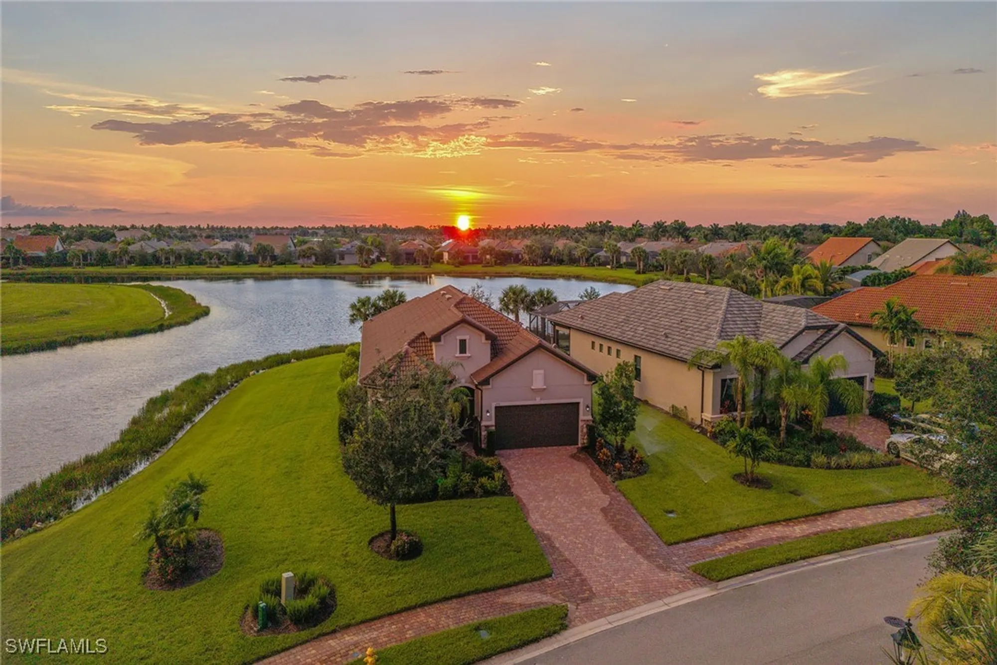 Property Slideshow image 35 of 50 | 2703 aviamar cir, Naples, FL, 34114