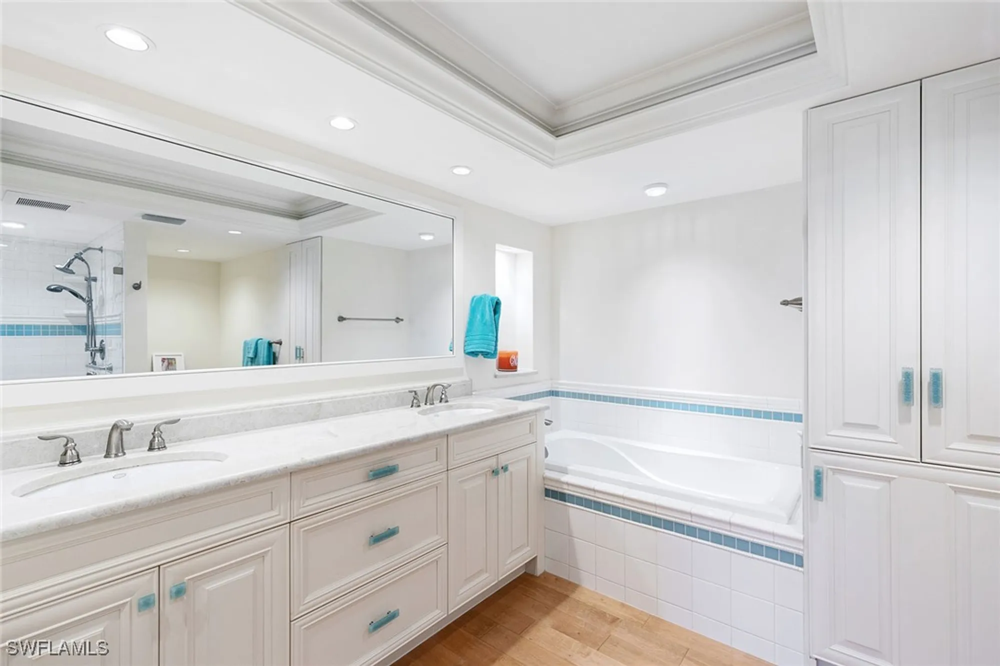 Property Slideshow image 11 of 49 | 2400 gulf shore blvd 305, Naples, FL, 34103