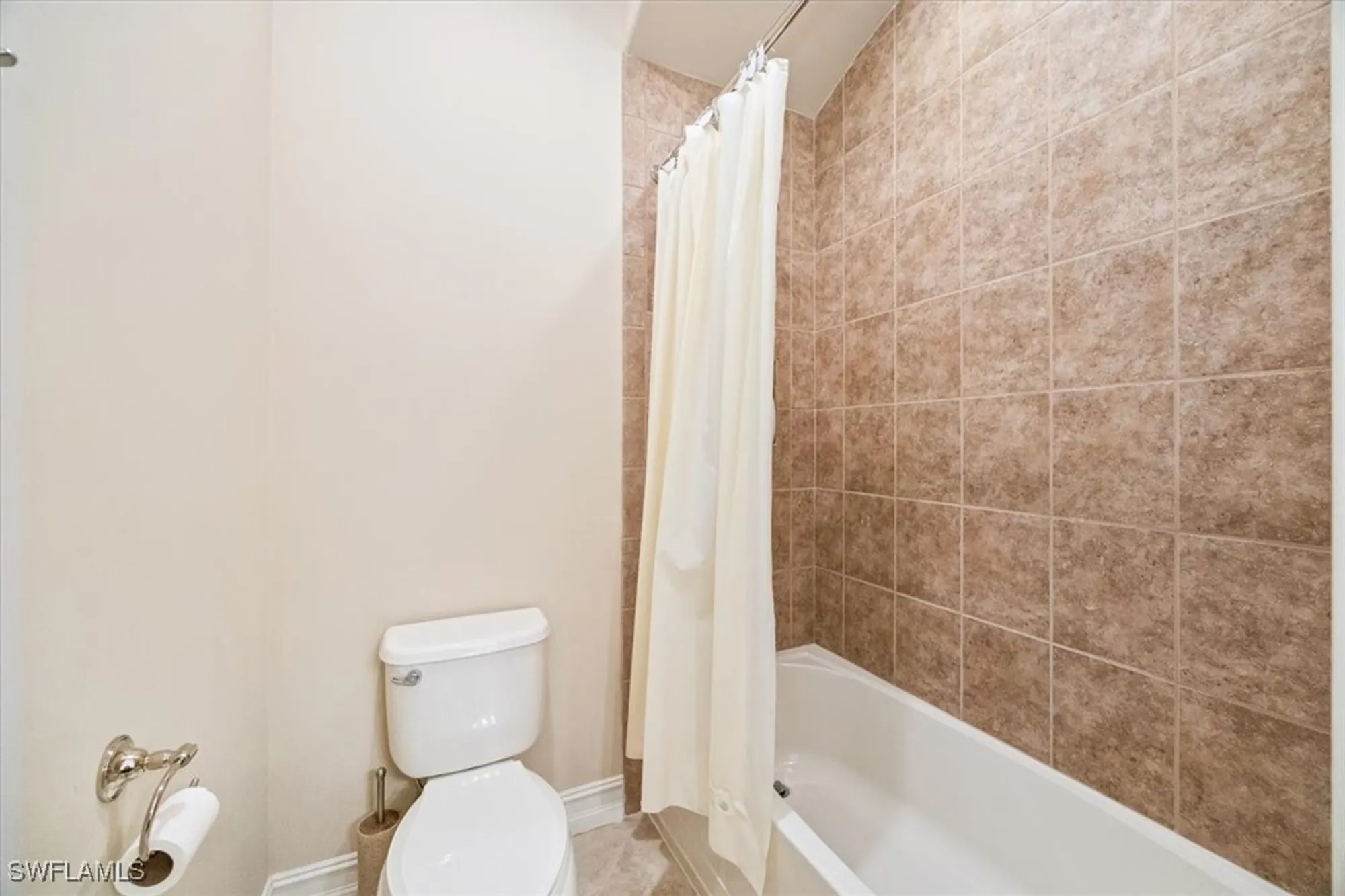 Property Slideshow image 15 of 25 | 6504 costa cir, Naples, FL, 34113