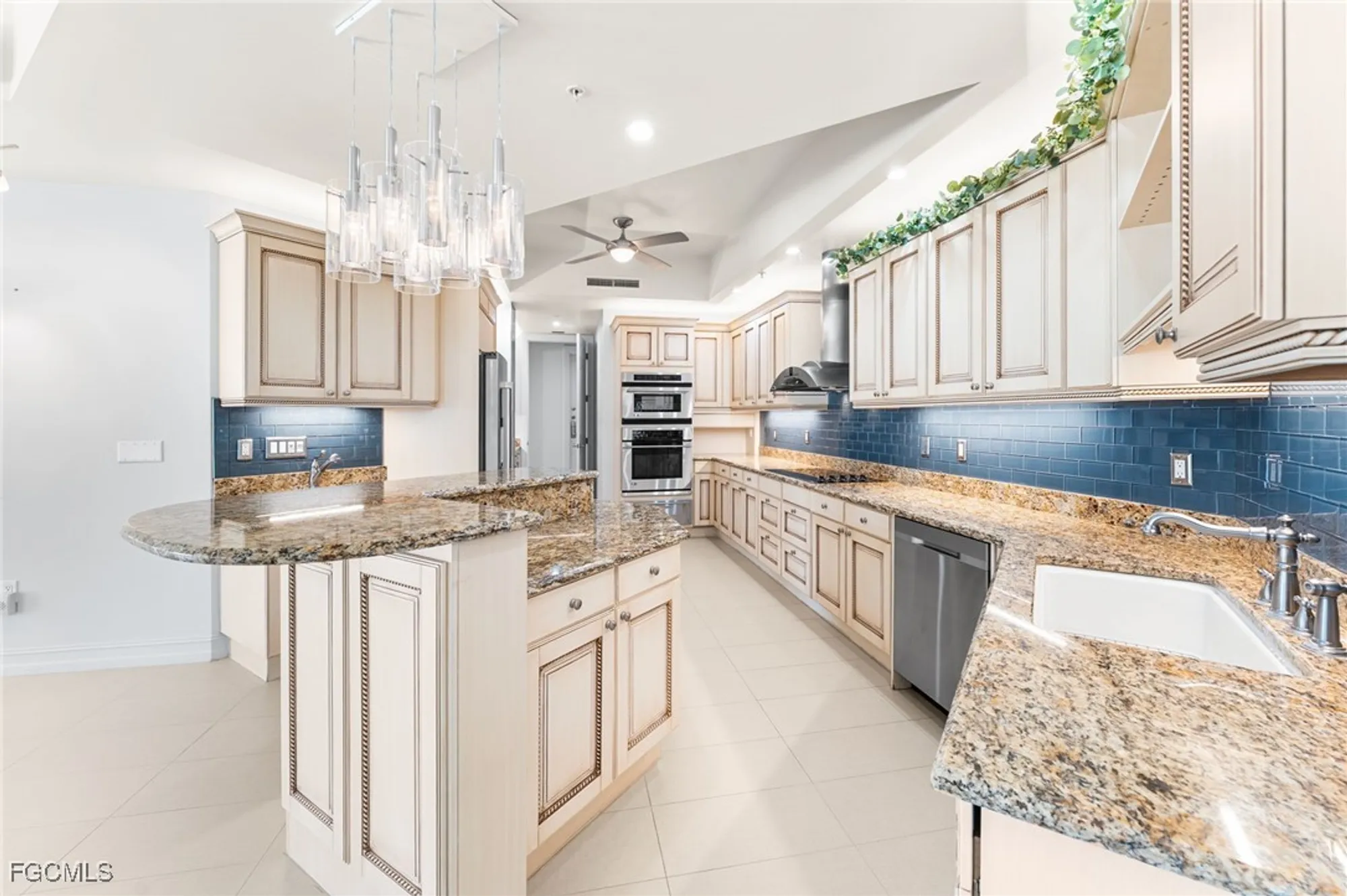 Property Slideshow image 14 of 50 | 14270 royal harbour ct 323, Fort Myers, FL, 33908