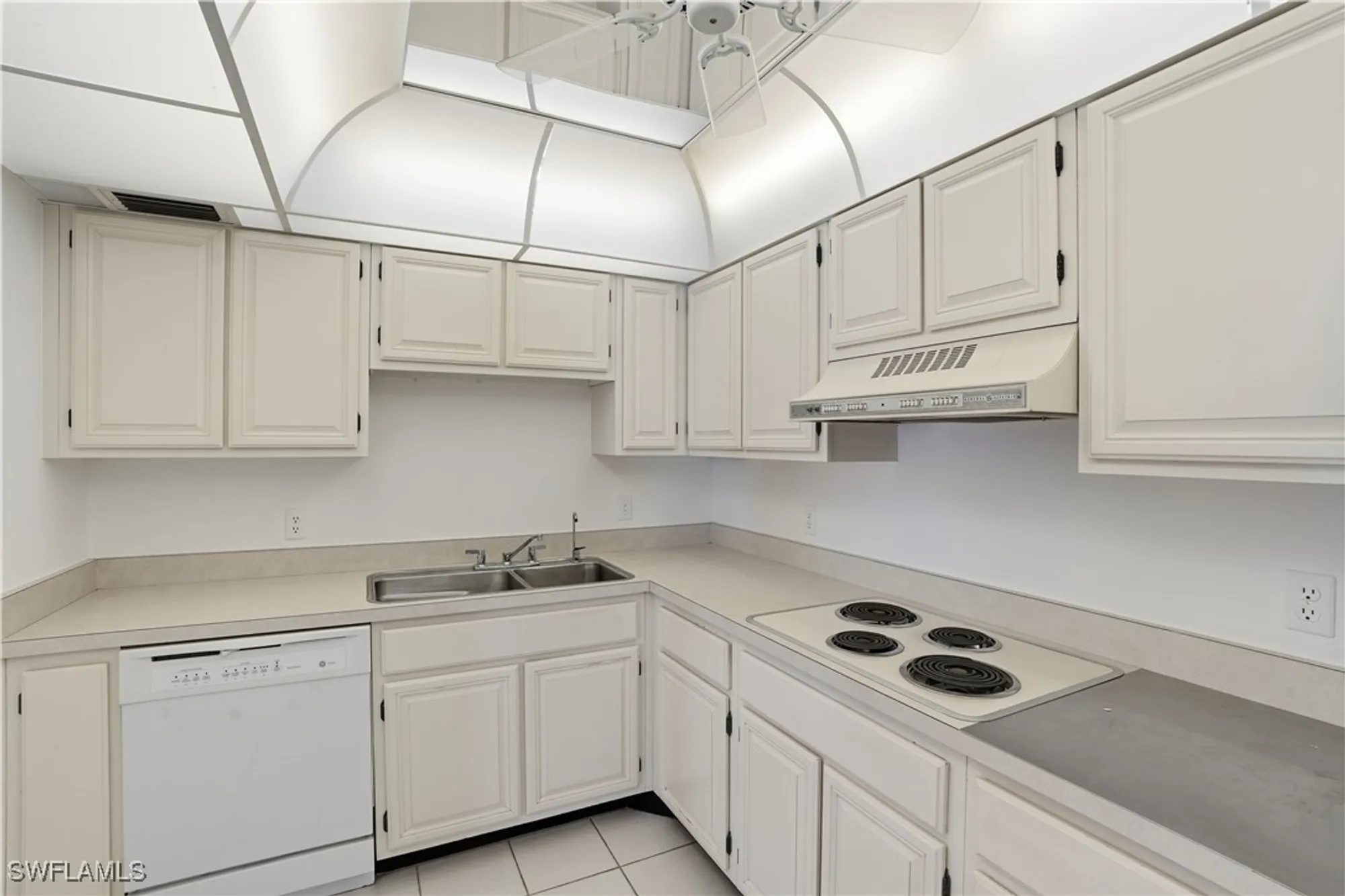 Property Slideshow image 13 of 25 | 1919 gulf shore blvd 503, Naples, FL, 34102