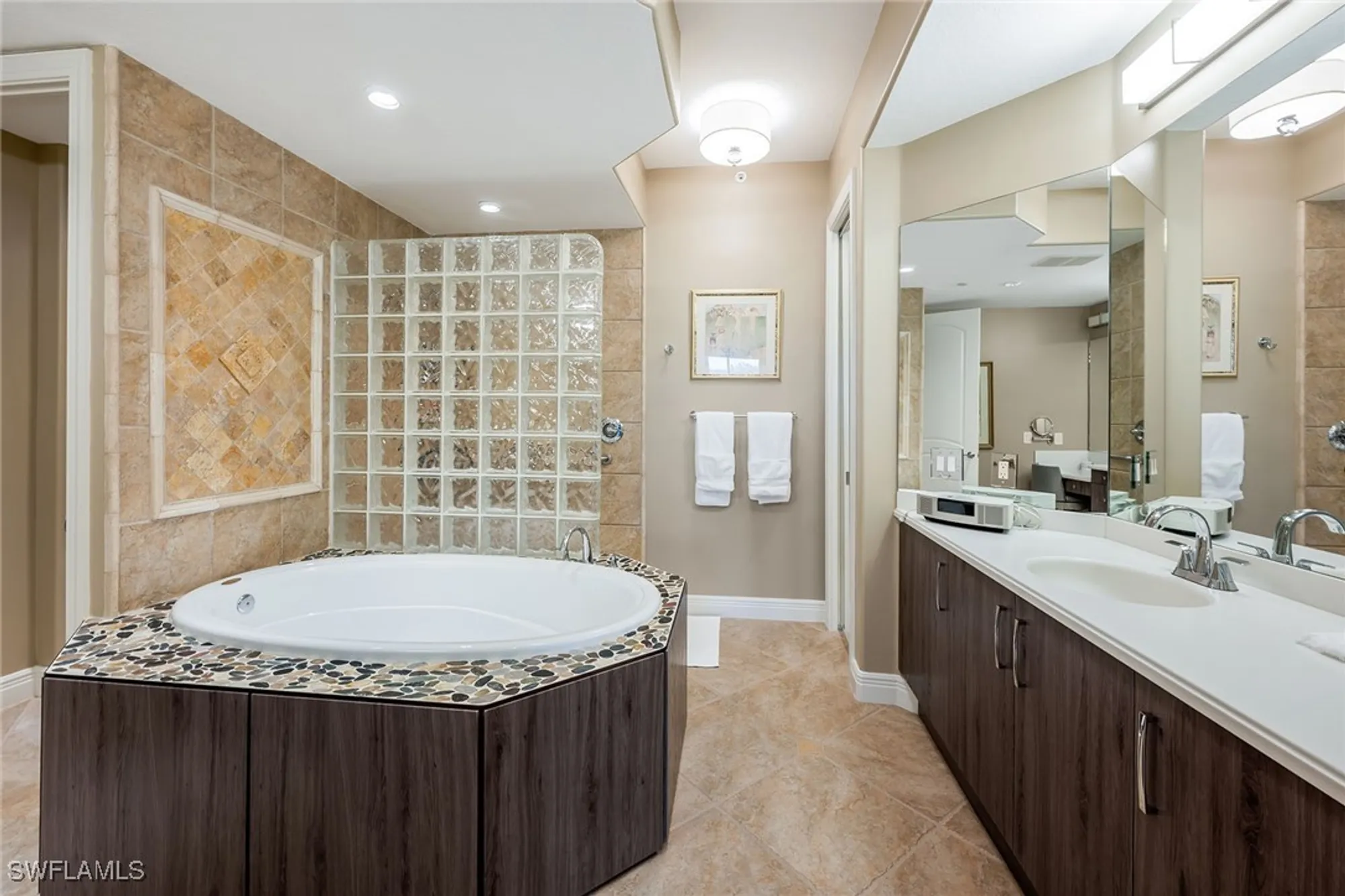 Property Slideshow image 22 of 43 | 560 el camino real apt 1102, Naples, FL, 34119