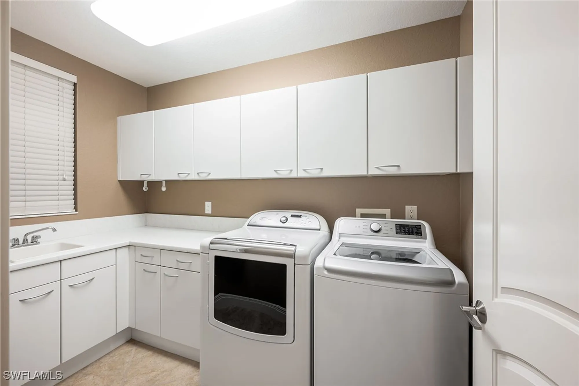 Property Slideshow image 32 of 43 | 560 el camino real apt 1102, Naples, FL, 34119