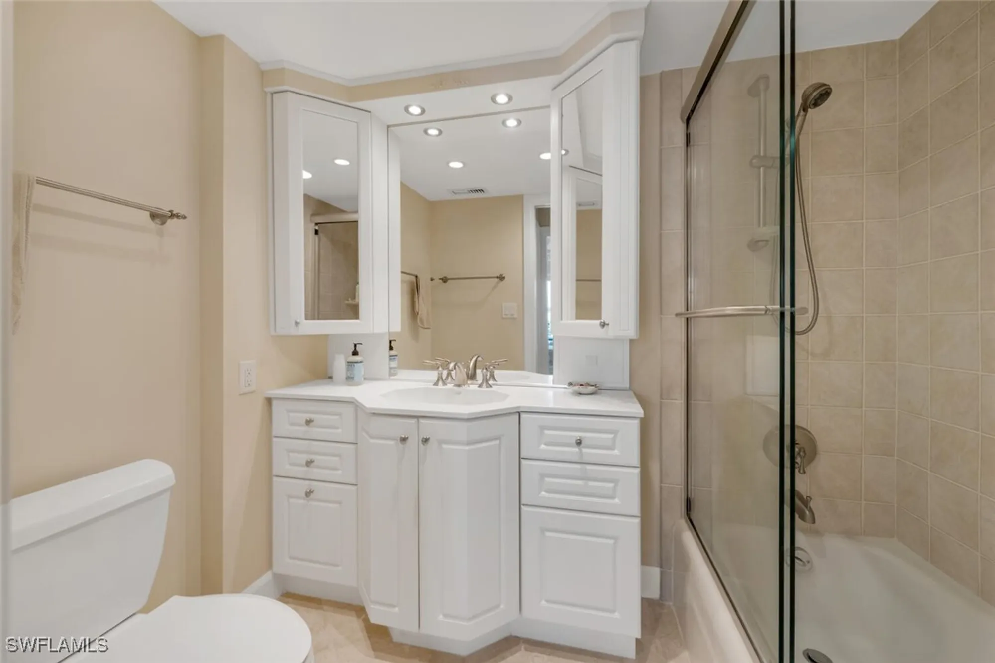 Property Slideshow image 15 of 21 | 3003 gulf shore blvd 404, Naples, FL, 34103