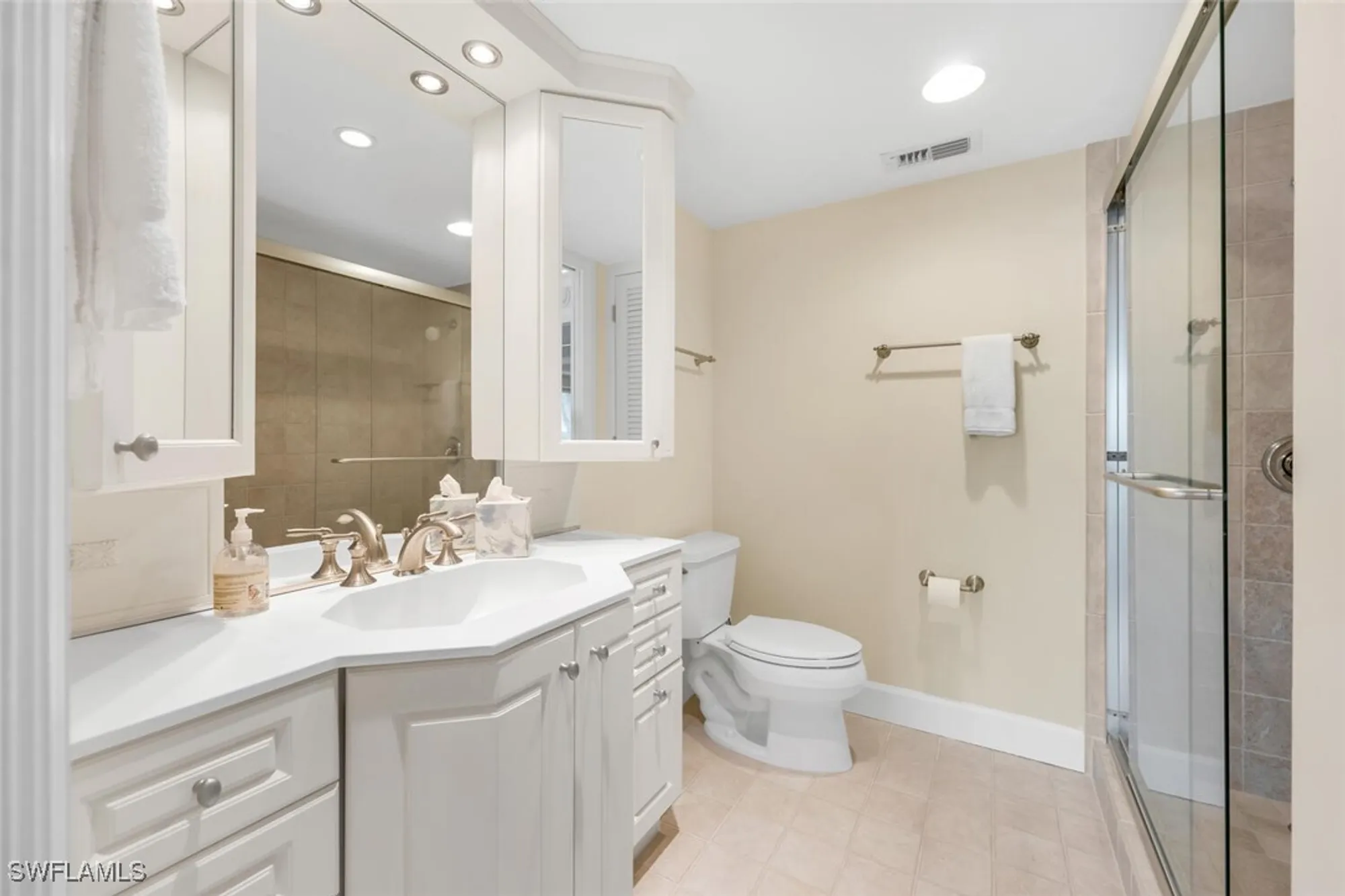 Property Slideshow image 13 of 21 | 3003 gulf shore blvd 404, Naples, FL, 34103