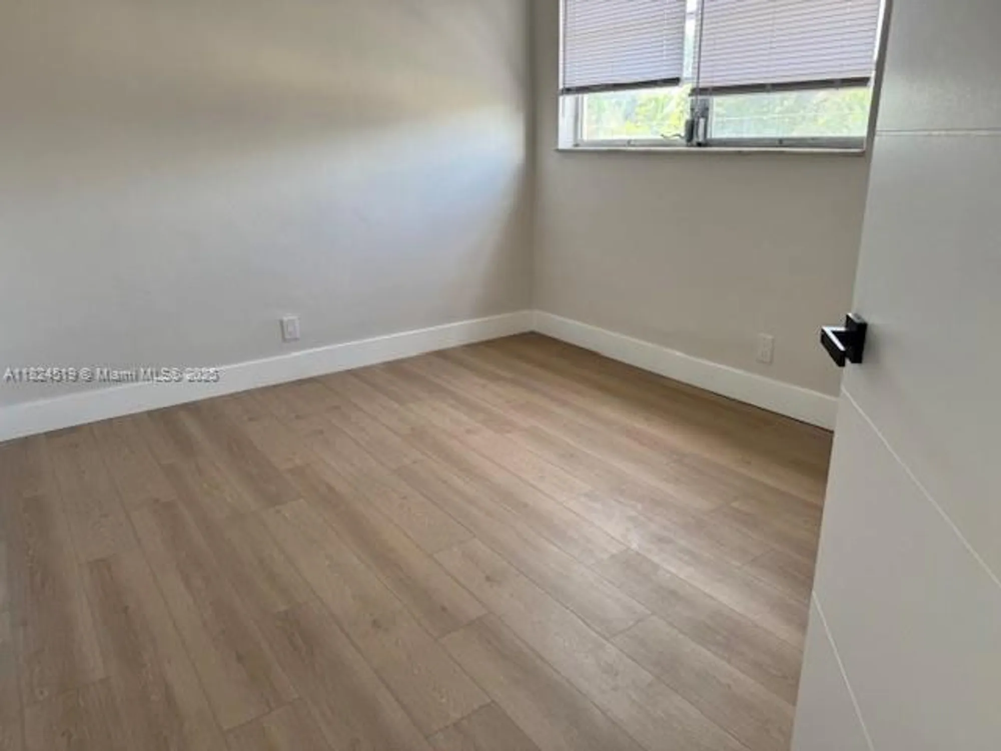 Property Slideshow image 15 of 32 | 215 se 3rd ave 307b, Hallandale Beach, FL, 33009