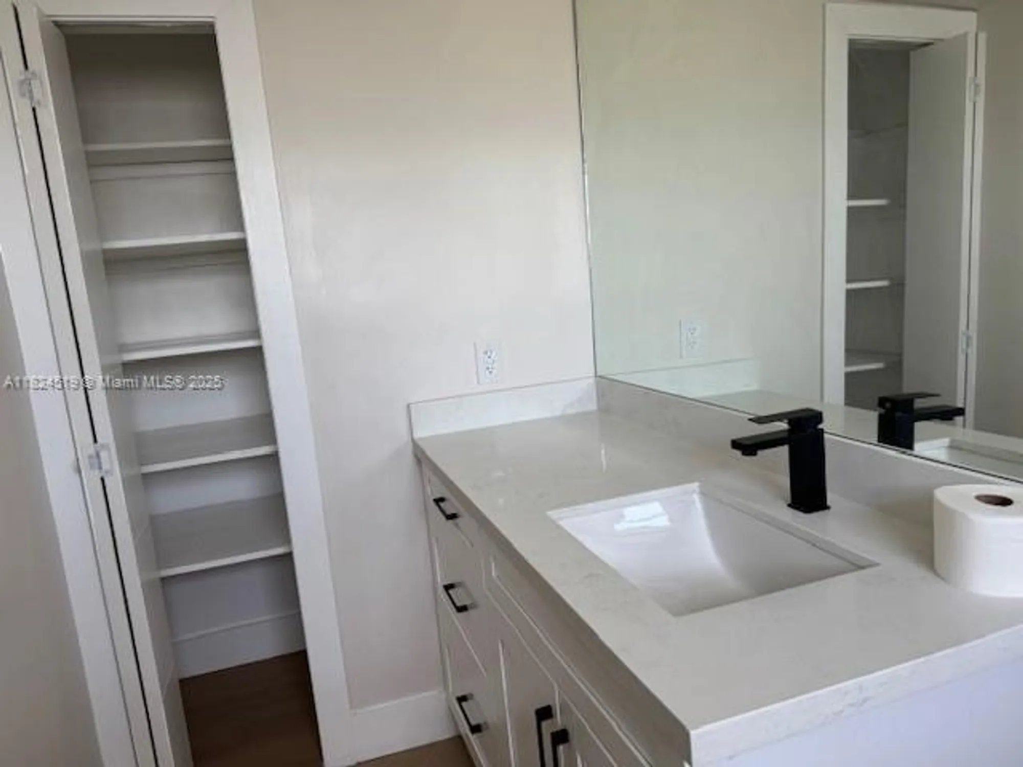 Property Slideshow image 18 of 32 | 215 se 3rd ave 307b, Hallandale Beach, FL, 33009