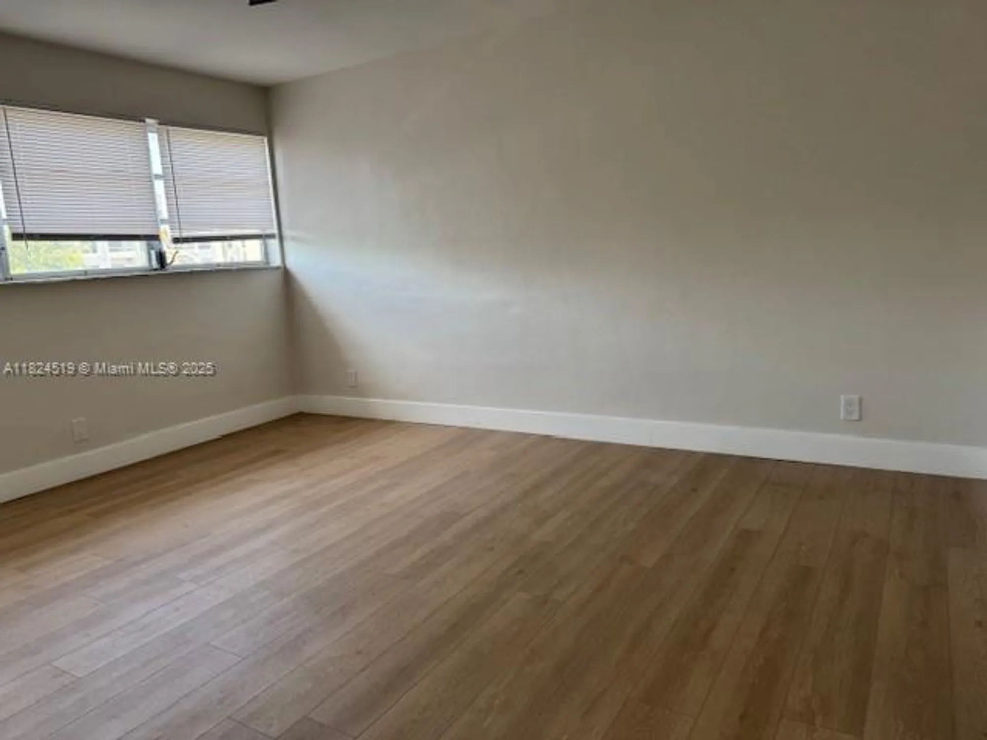 Property Slideshow image 12 of 32 | 215 se 3rd ave 307b, Hallandale Beach, FL, 33009