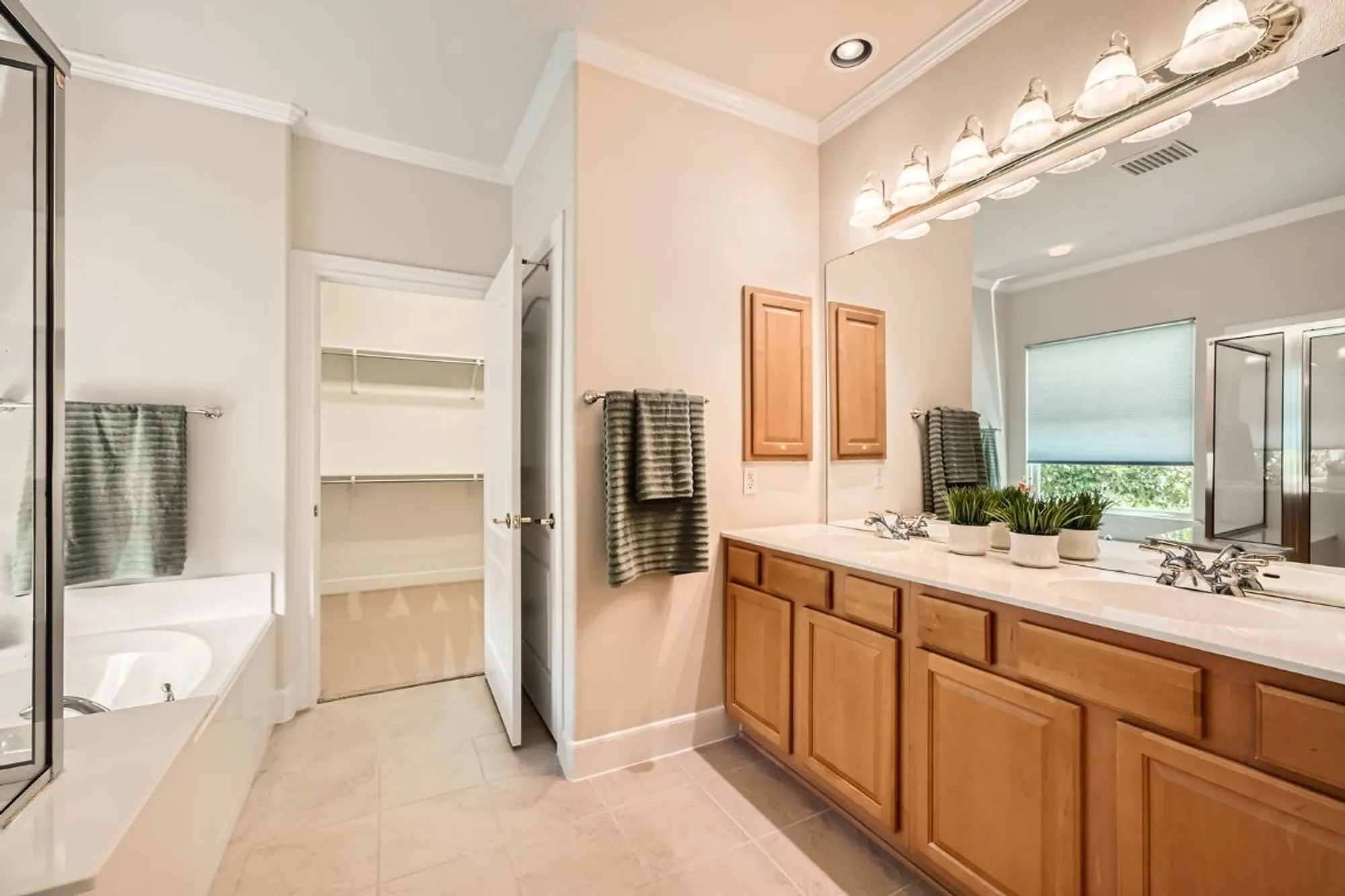 Property Slideshow image 14 of 20 | 510 dove hollow trl, Georgetown, TX, 78633