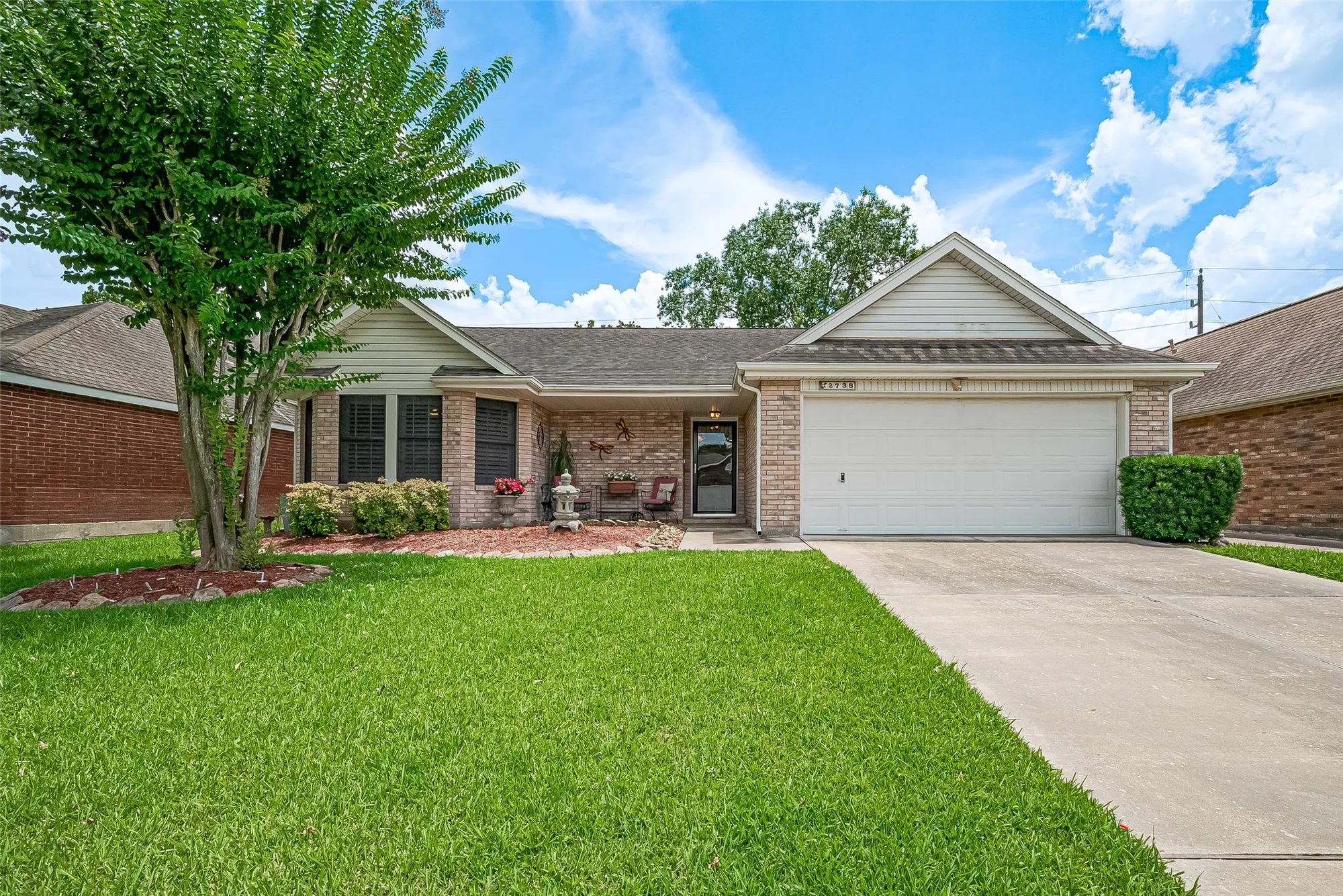 Property Slideshow image 1 of 46 | 2738 n larkspur cir, Pearland, TX, 77584