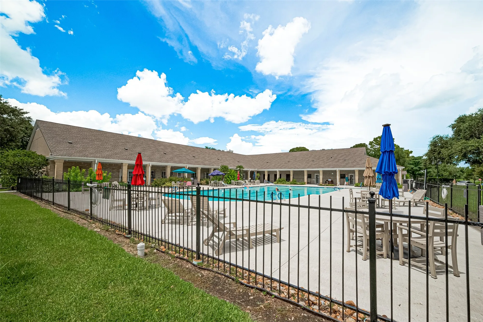 Property Slideshow image 42 of 46 | 2738 n larkspur cir, Pearland, TX, 77584