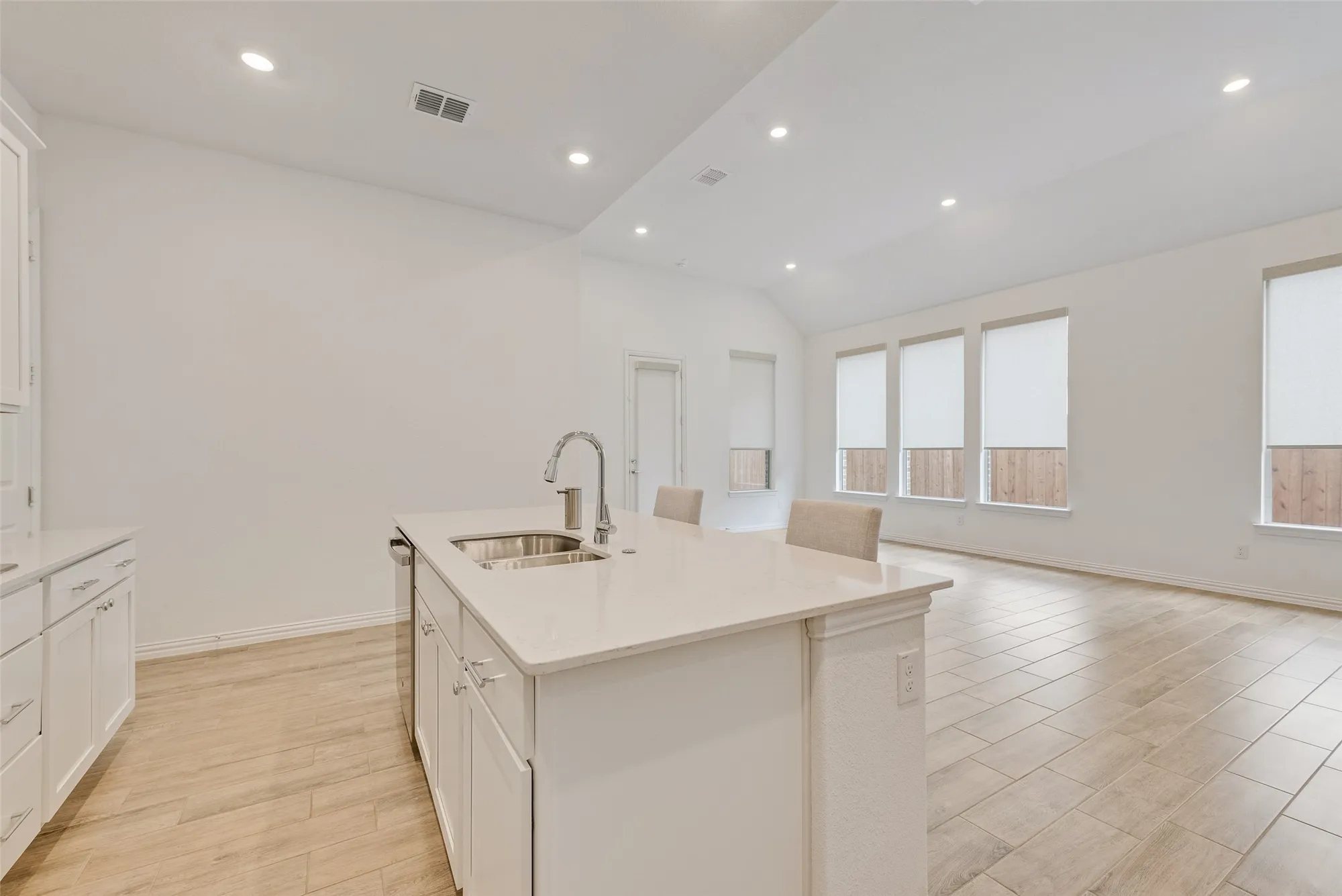 Property Slideshow image 10 of 32 | 4755 kings garden pkwy, Arlington, TX, 76005