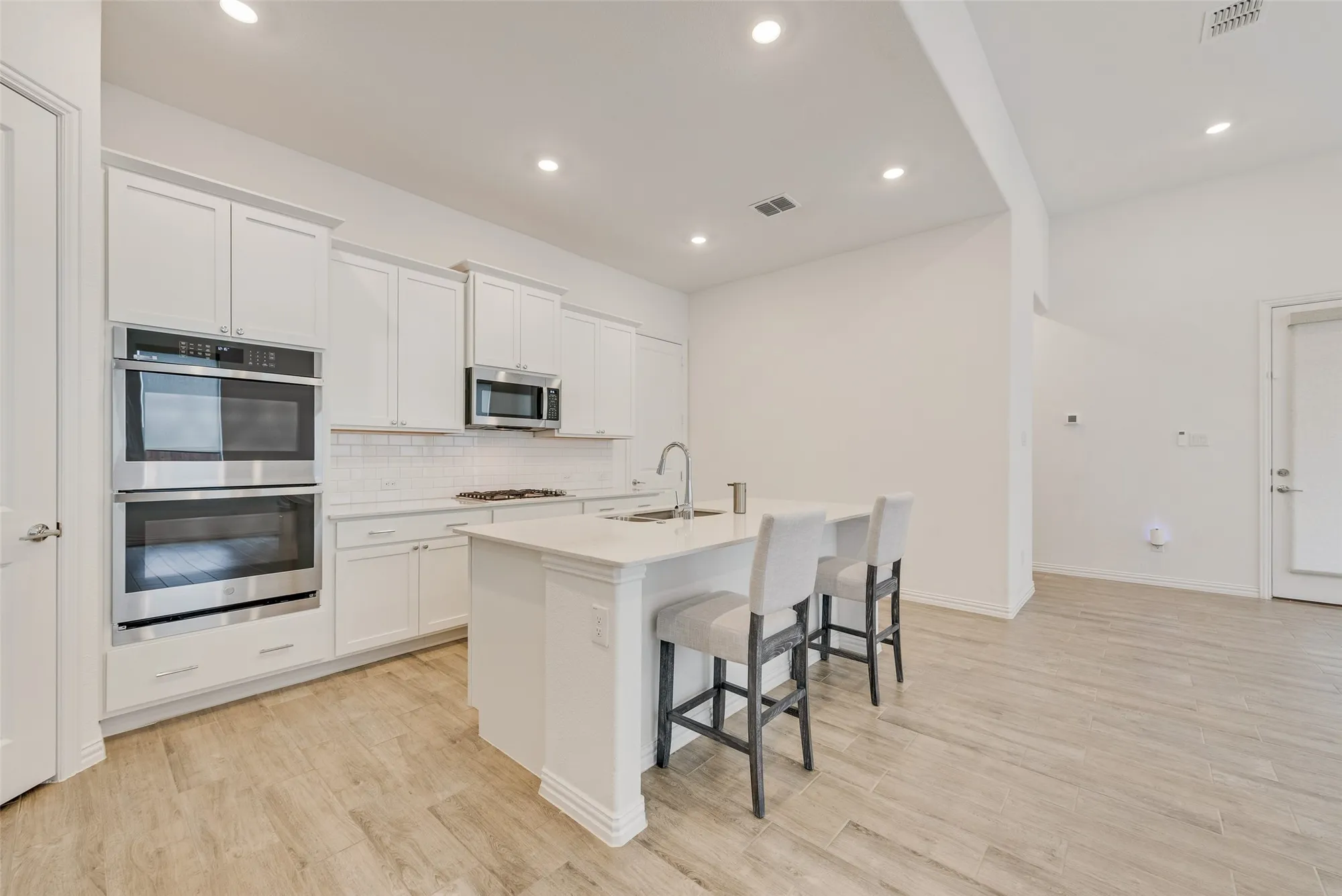 Property Slideshow image 11 of 32 | 4755 kings garden pkwy, Arlington, TX, 76005