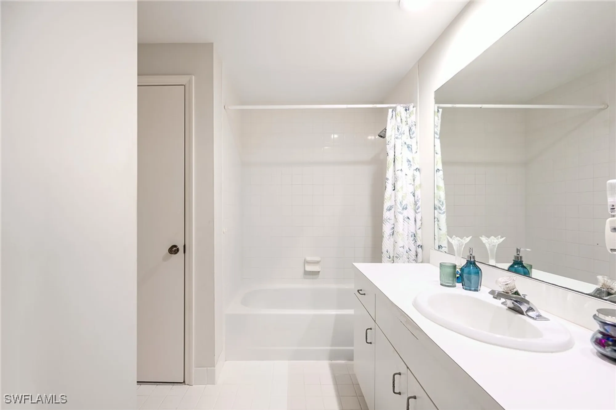 Property Slideshow image 14 of 19 | 5809 glencove dr 902, Naples, FL, 34108