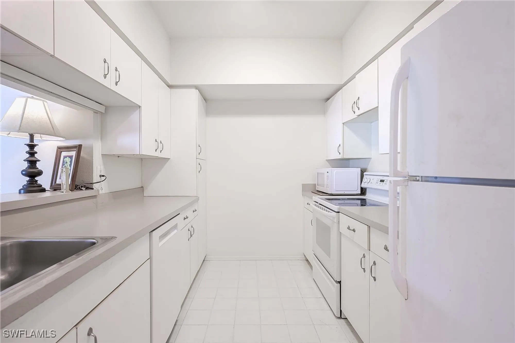 Property Slideshow image 8 of 19 | 5809 glencove dr 902, Naples, FL, 34108