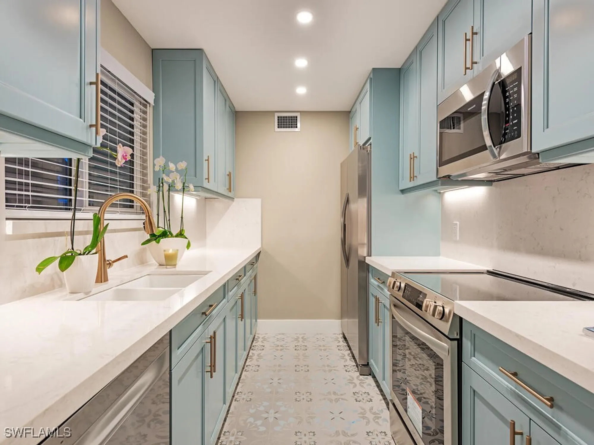 Property Slideshow image 19 of 42 | 2500 gulf shore blvd s9, Naples, FL, 34103