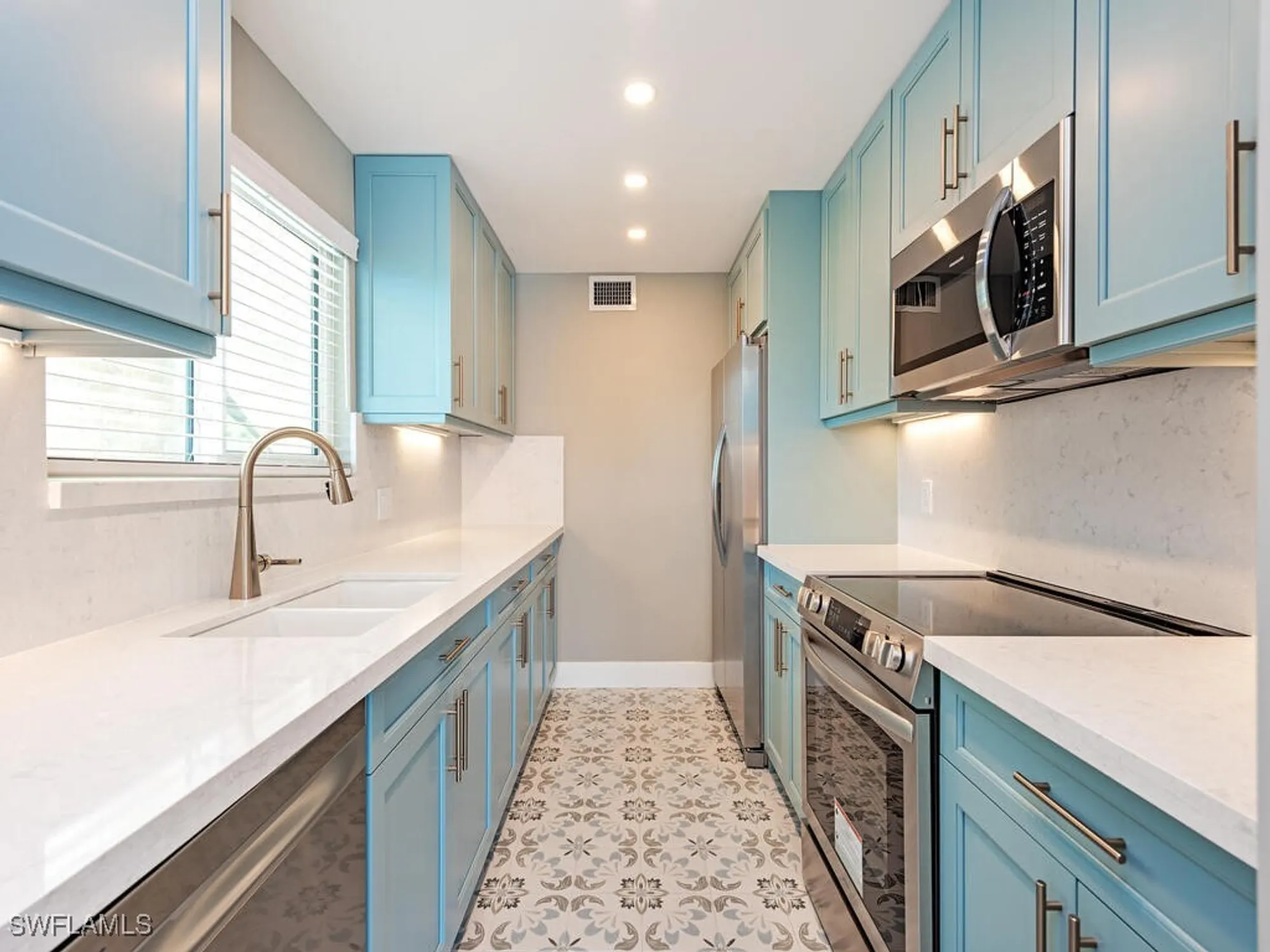 Property Slideshow image 6 of 42 | 2500 gulf shore blvd s9, Naples, FL, 34103