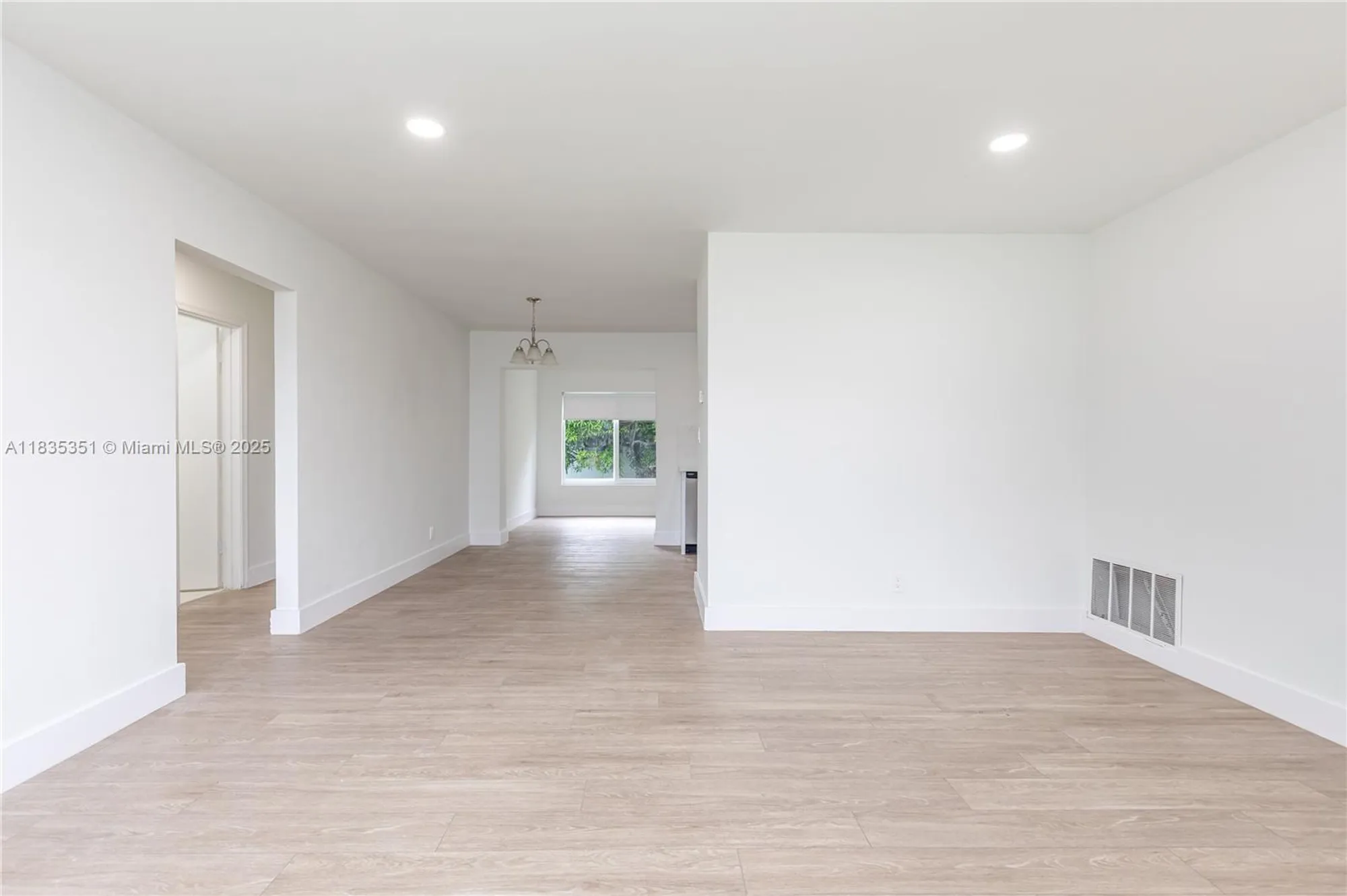 Property Slideshow image 14 of 37 | 4516 mainland dr, Tamarac, FL, 33319