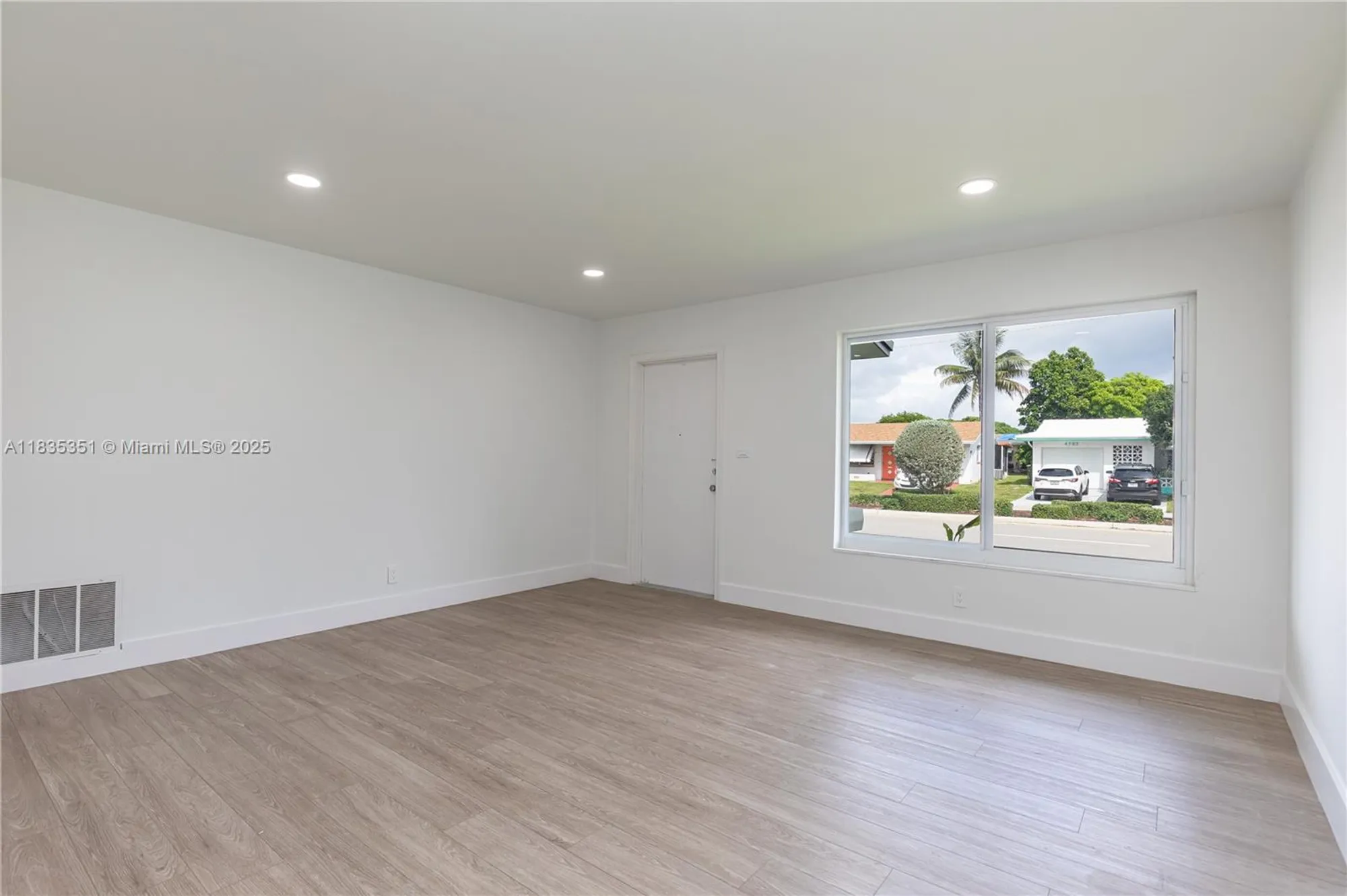 Property Slideshow image 7 of 37 | 4516 mainland dr, Tamarac, FL, 33319