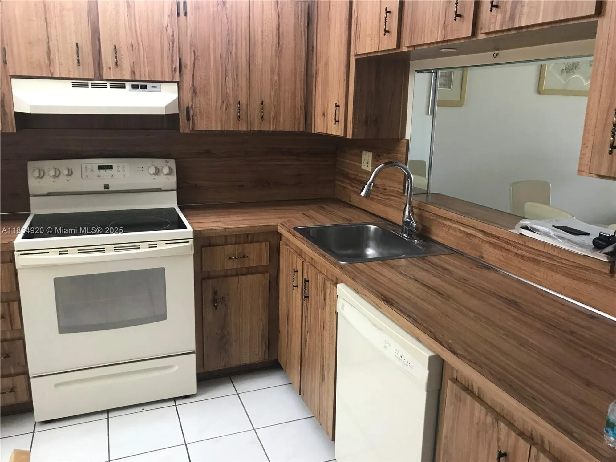 Property Slideshow image 14 of 36 | 1101 colony point cir 206, Pembroke Pines, FL, 33026