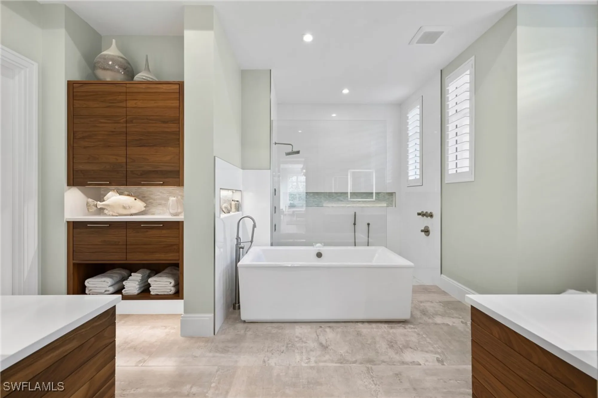 Property Slideshow image 15 of 39 | 745 riviera dr, Naples, FL, 34103