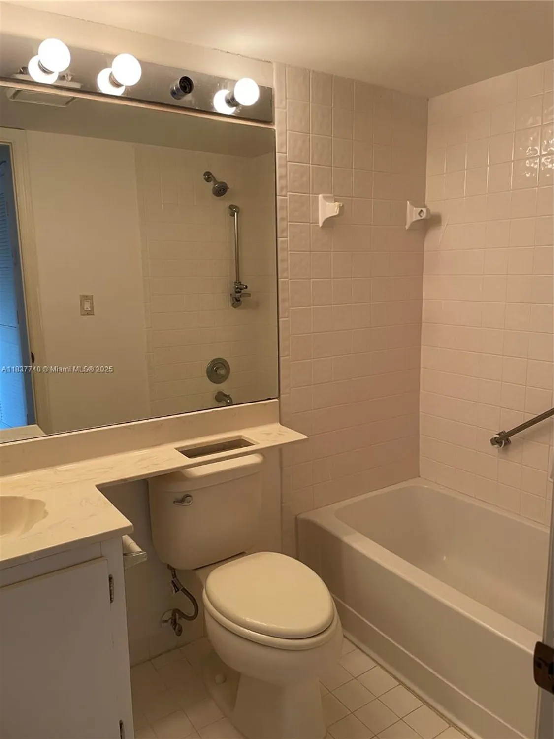 Property Slideshow image 11 of 12 | 7152 s devon dr 304, Tamarac, FL, 33321