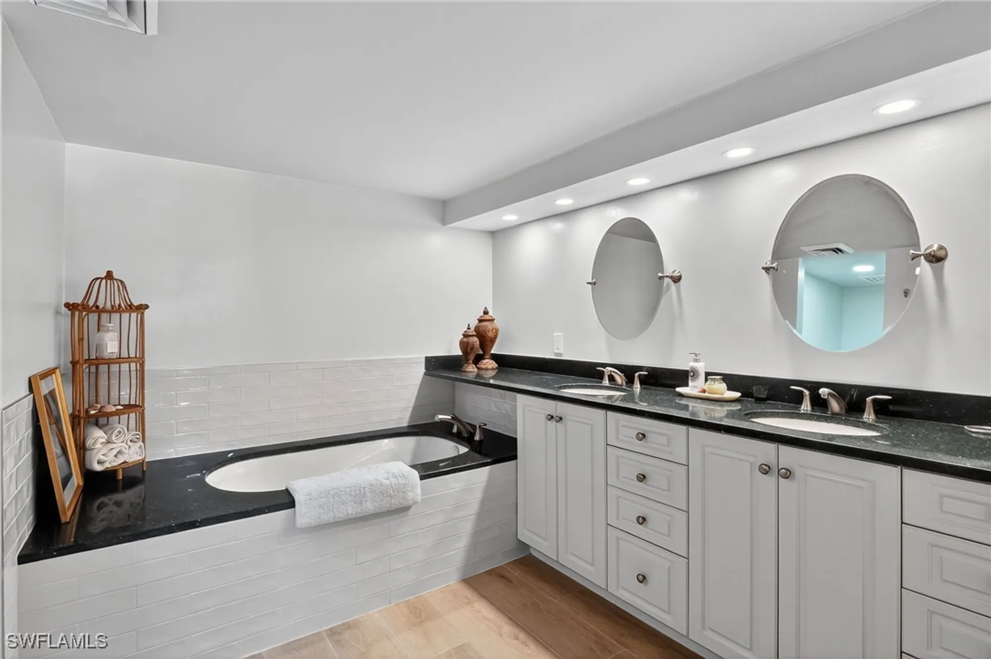 Property Slideshow image 20 of 42 | 2400 gulf shore blvd 603, Naples, FL, 34103