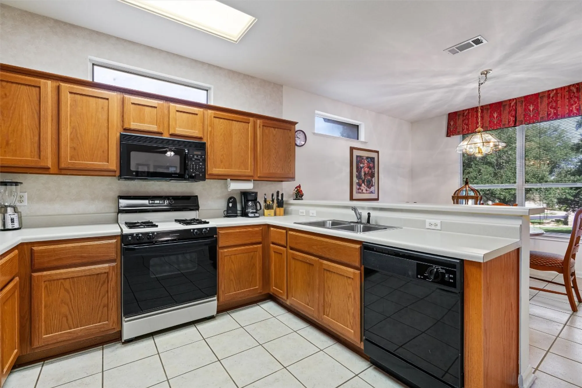 Property Slideshow image 8 of 28 | 121 larkspur ln, Georgetown, TX, 78633