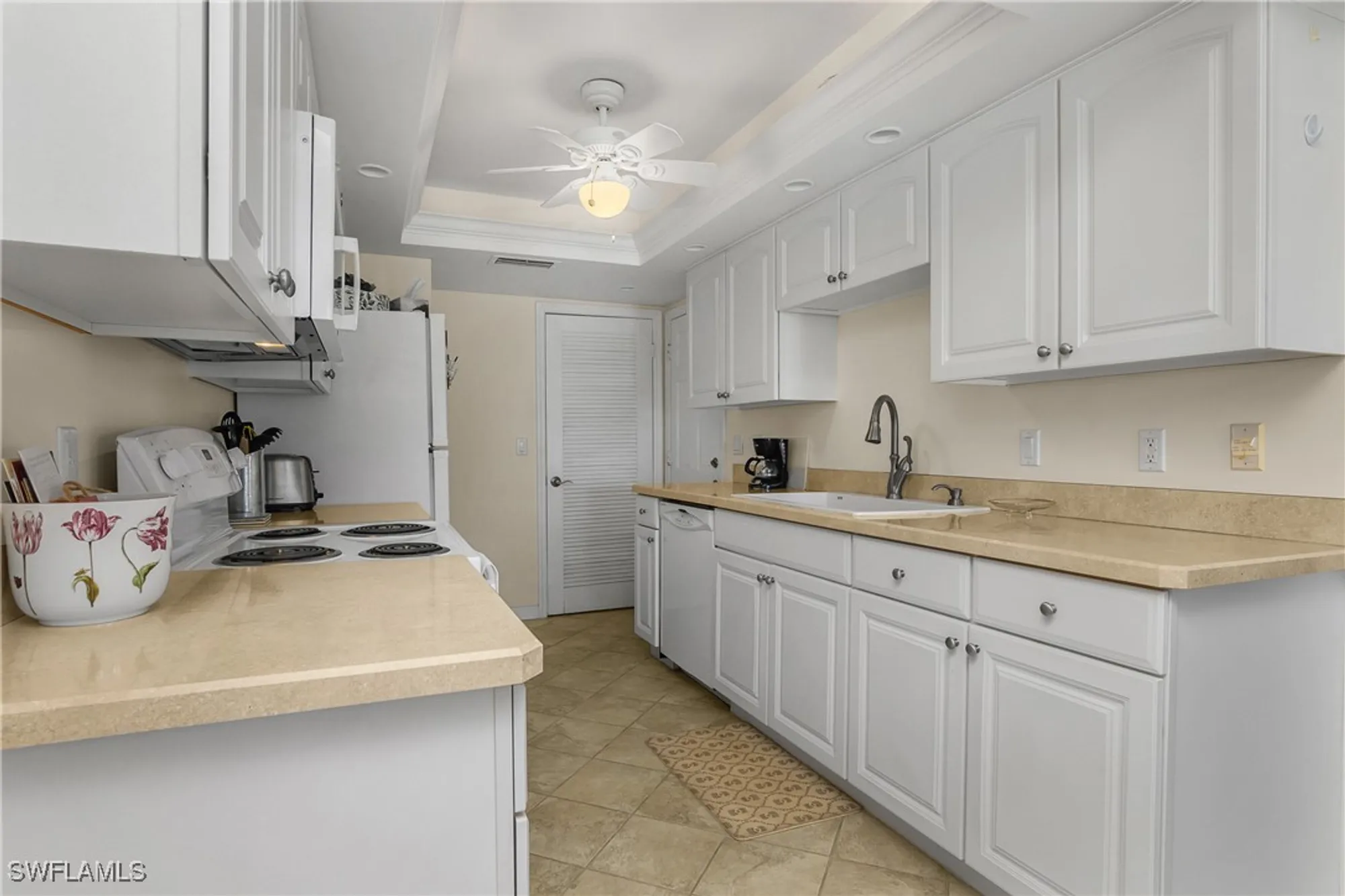 Property Slideshow image 13 of 41 | 2600 gulf shore blvd 52, Naples, FL, 34103