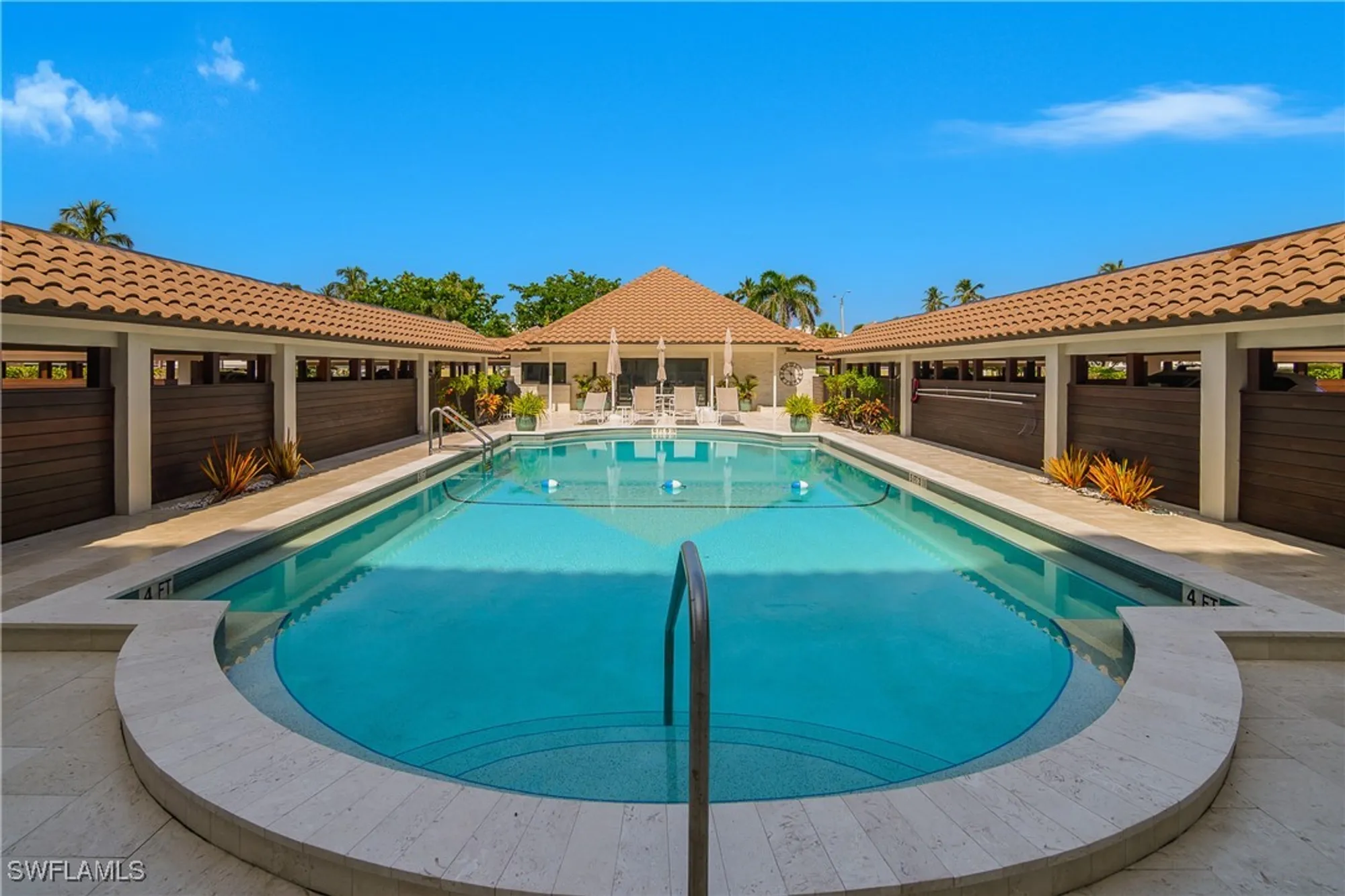 Property Slideshow image 8 of 41 | 2600 gulf shore blvd 52, Naples, FL, 34103