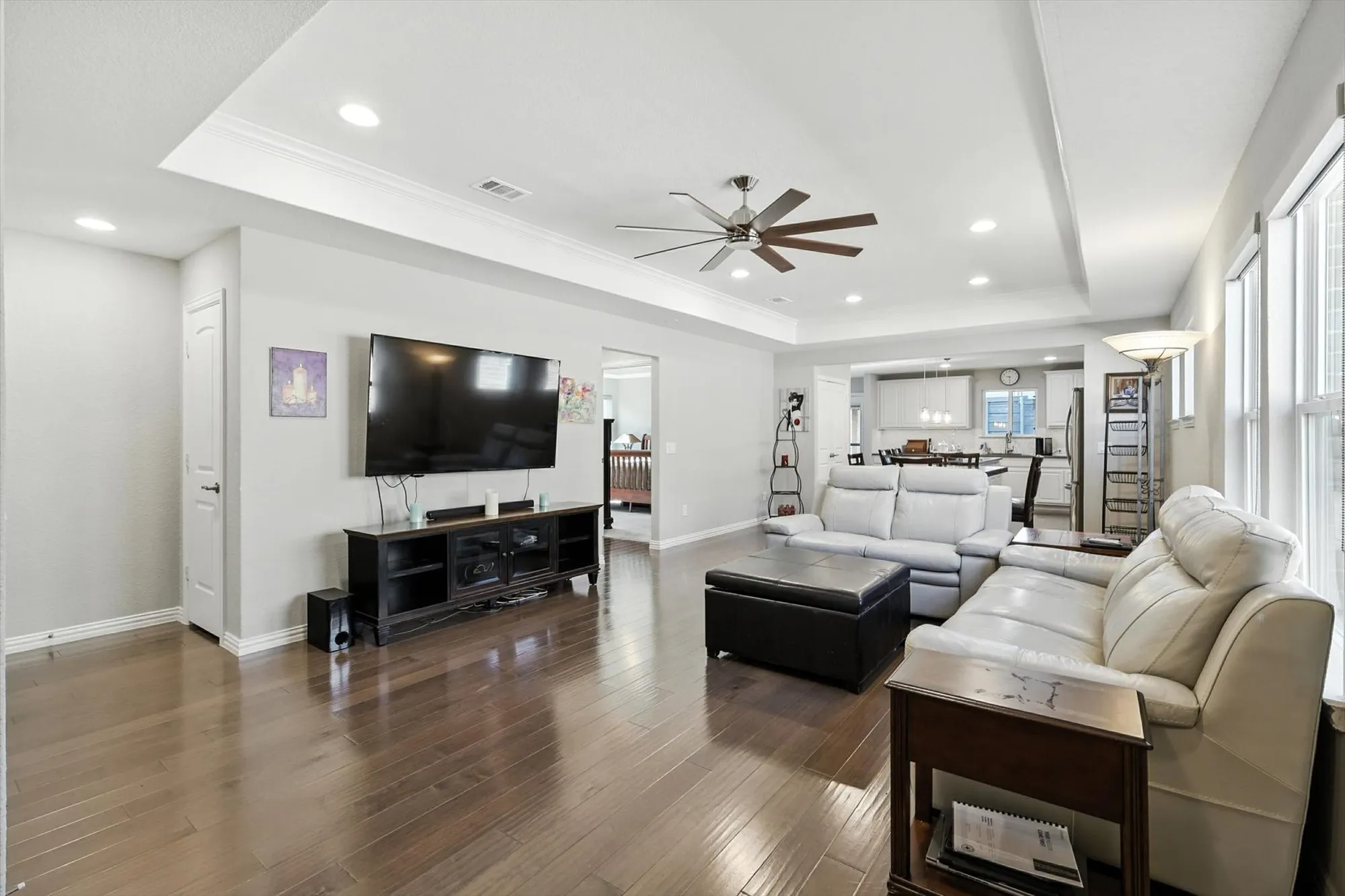 Property Slideshow image 5 of 33 | 808 freedom ln, Aubrey, TX, 76227